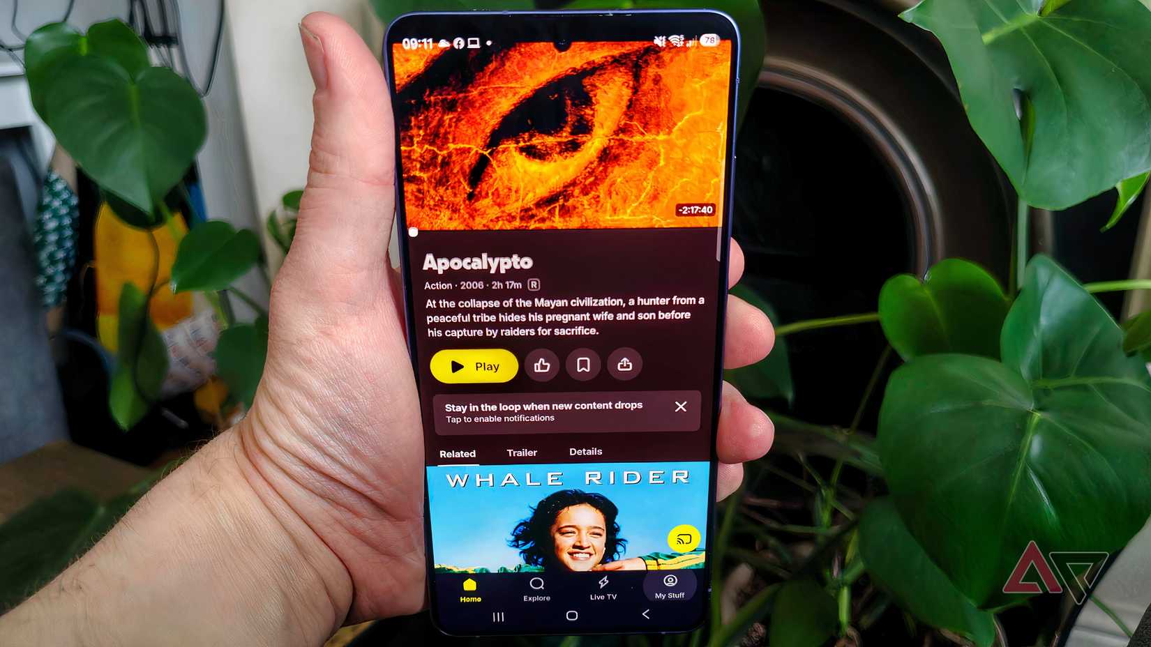 Um Samsung Galaxy S26 Ultra no aplicativo Tubi, mostrando streaming do Apocalypto.