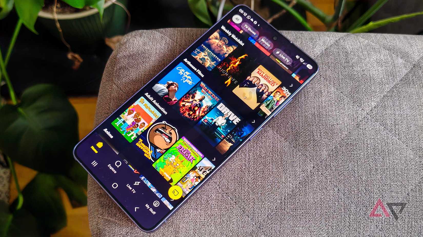 Um Samsung Galaxy S26 Ultra no app Tubi, mostrando uma lista de filmes e programas.