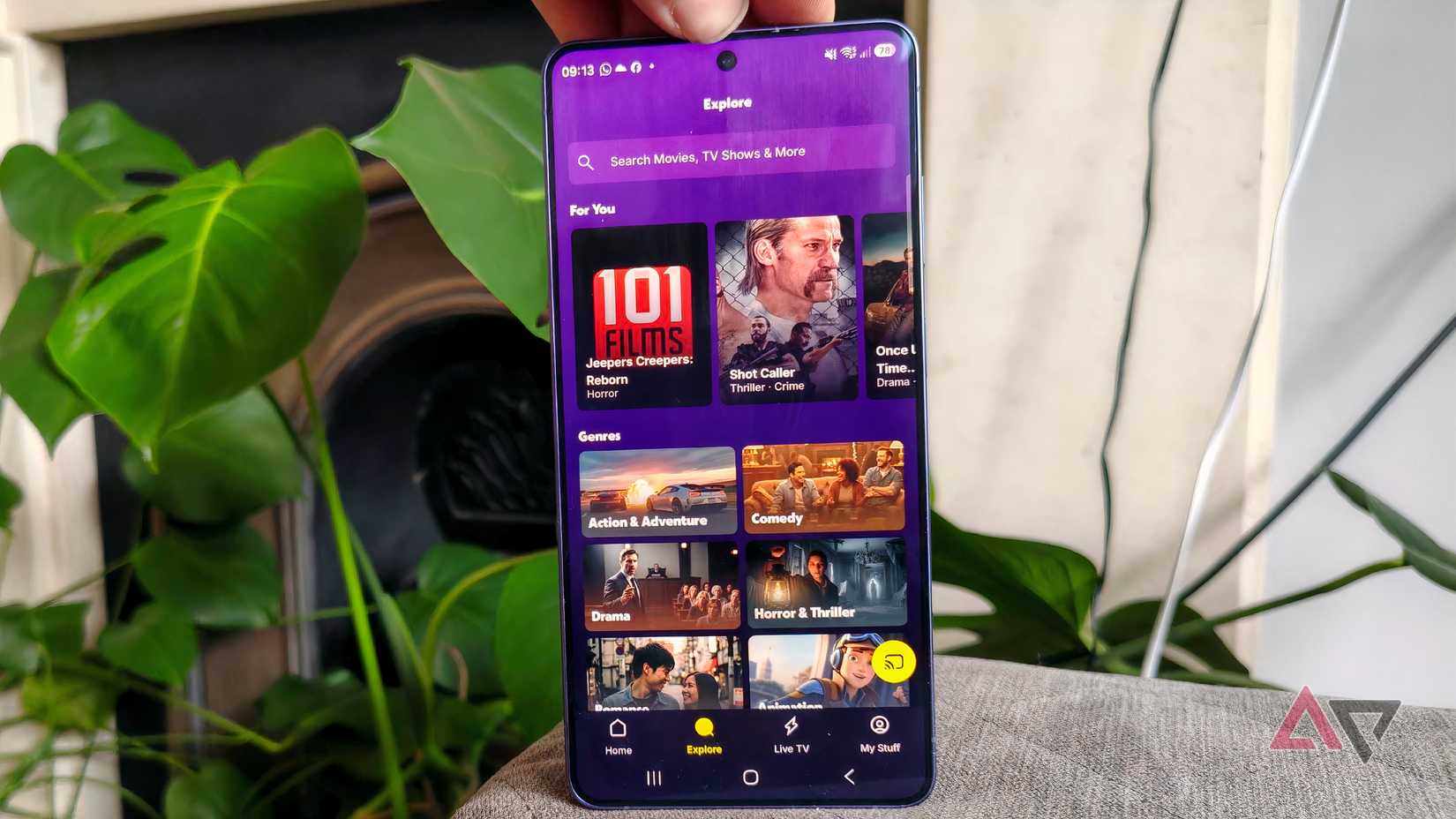 Um Samsung Galaxy S26 Ultra no app Tubi, mostrando o menu de pesquisa.