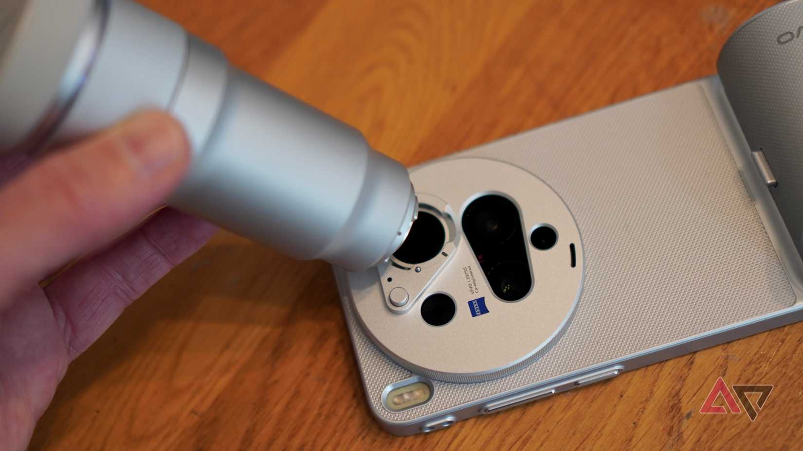 Attaching a teleconverter to the Vivo X300 Ultra