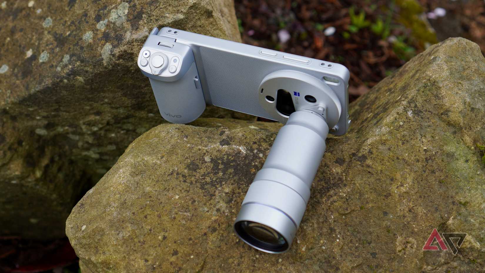 The Vivo X300 Ultra with the G2 Ultra teleconverter