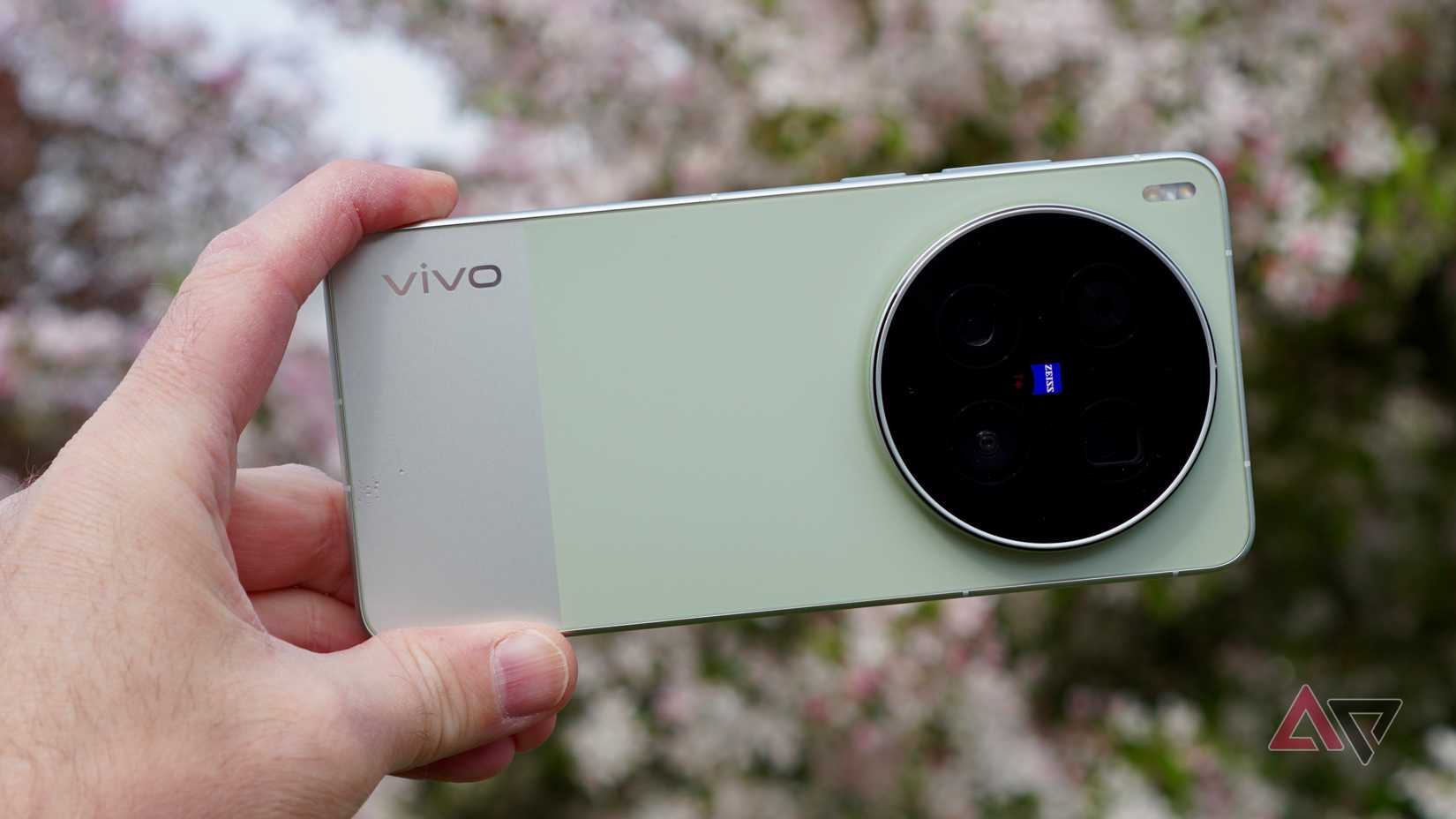A person holding the Vivo X300 Ultra