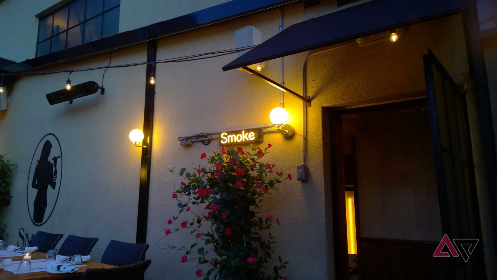 Foto noturna tirada em um restaurante no Lumia 1020