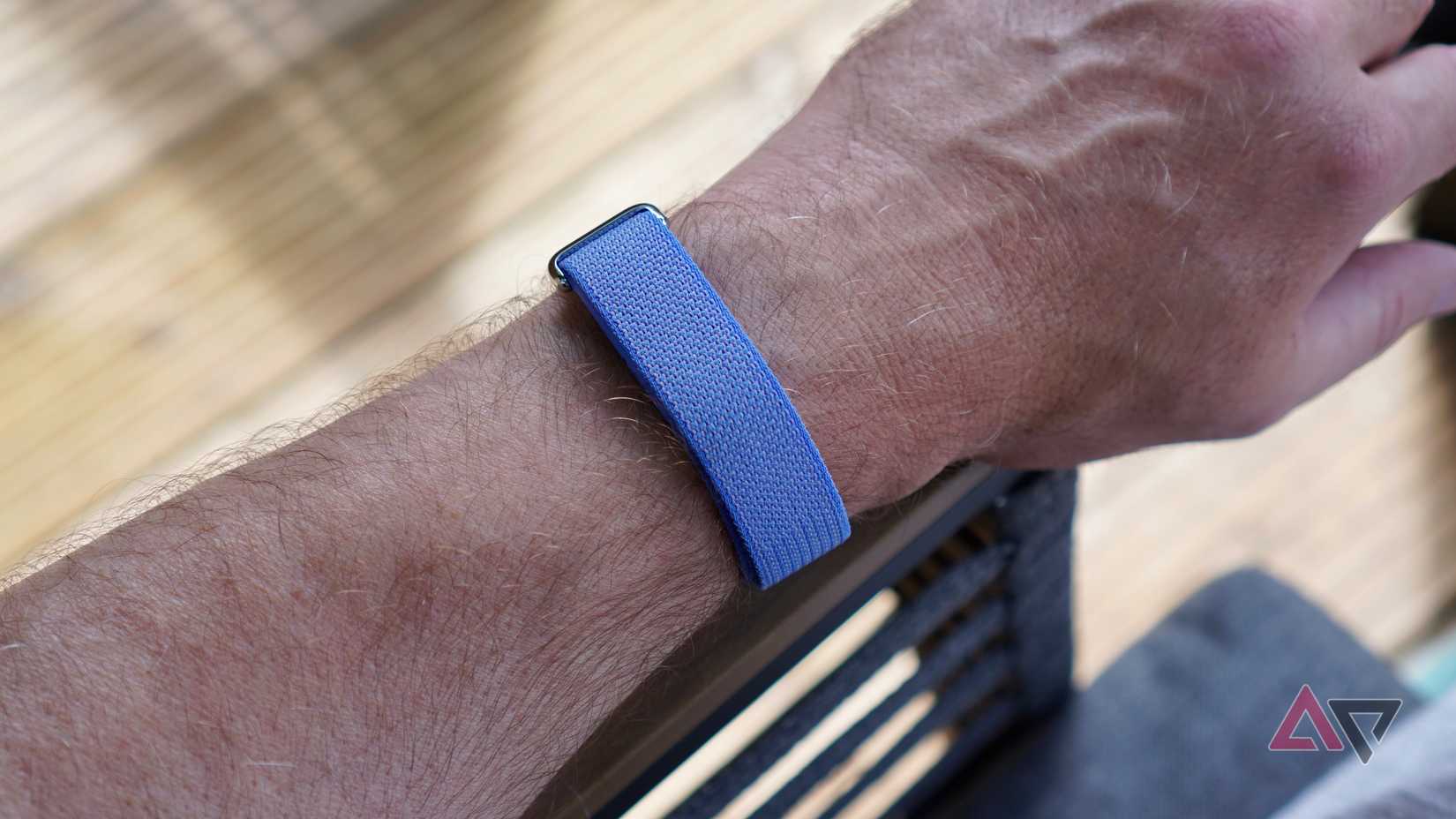 Uma pessoa usando o Fitbit Air