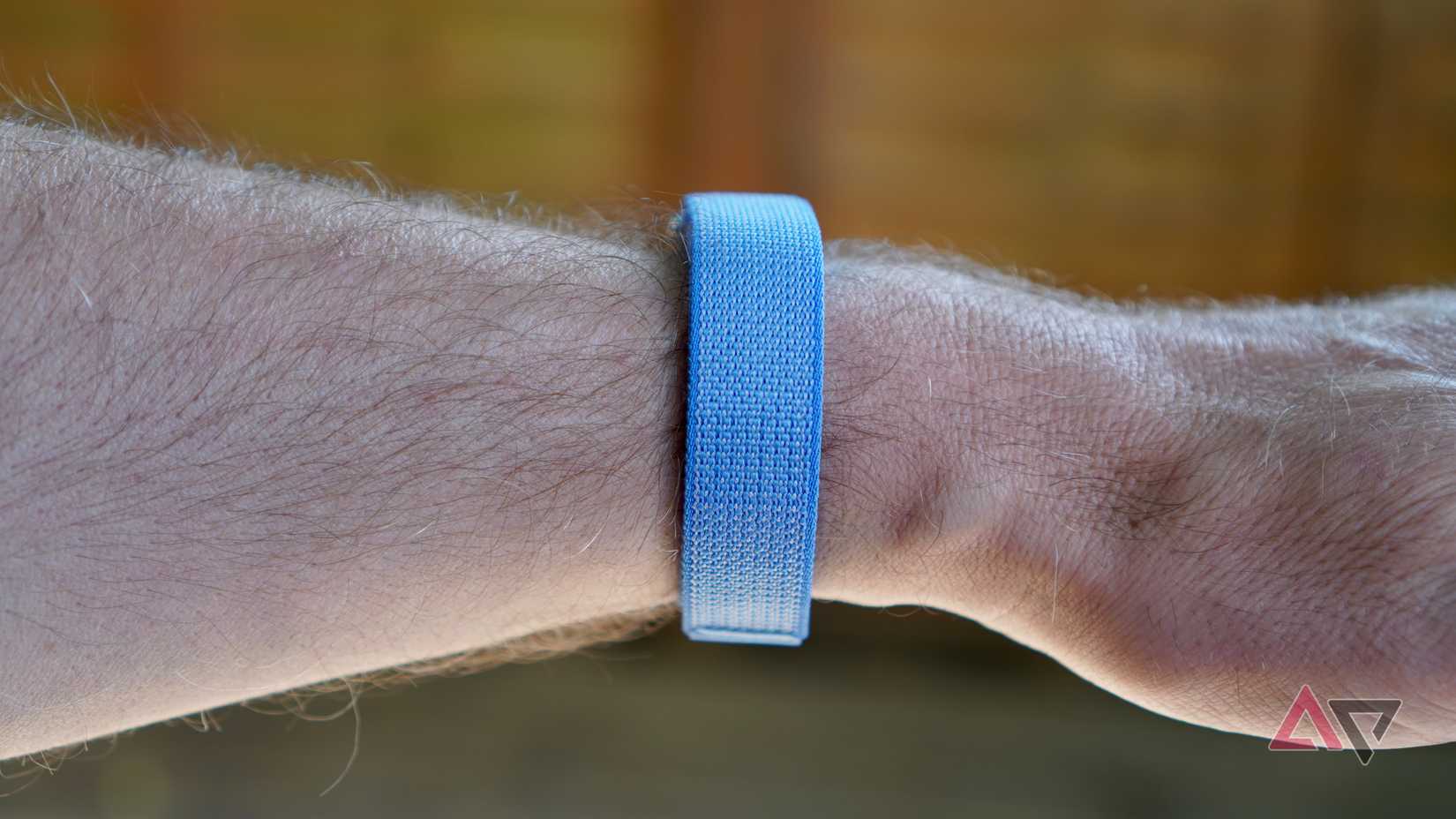 Uma pessoa usando o Fitbit Air