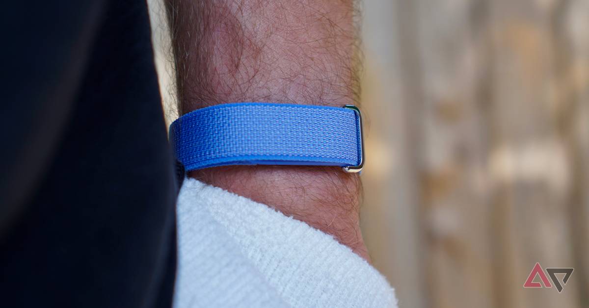 androidpolice.com - Andy Boxall - I'm wearing the Fitbit Air, and I love how it brings back the golden age of fitness trackers