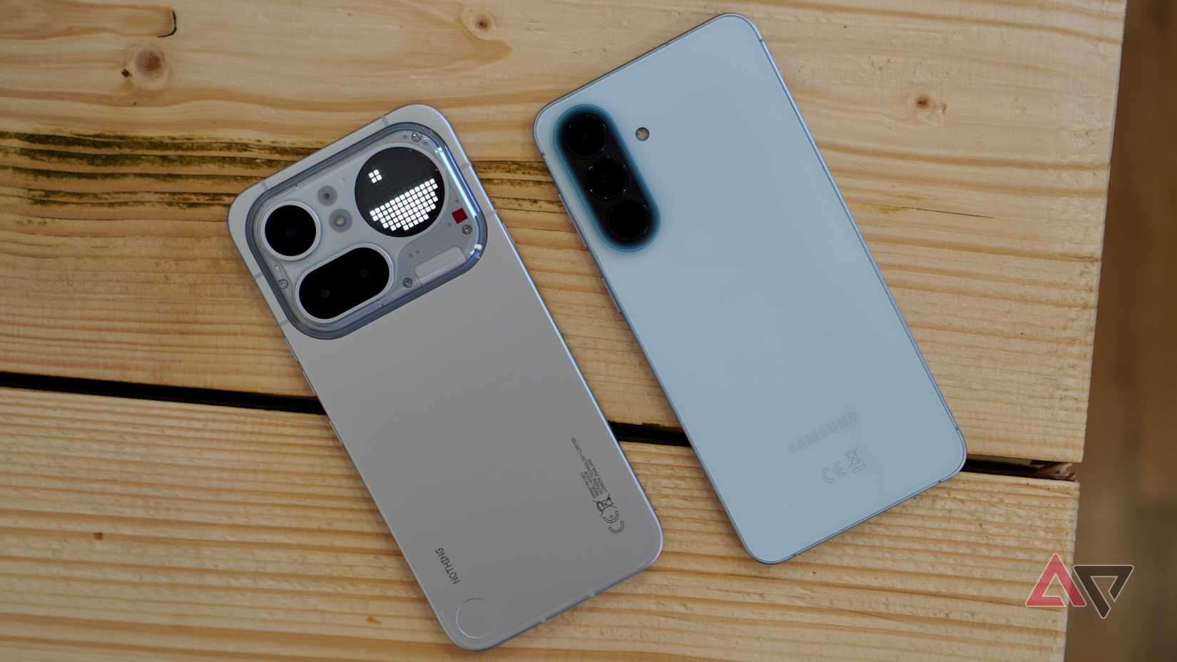 A parte traseira do Nothing Phone 4a Pro e Samsung Galaxy A57
