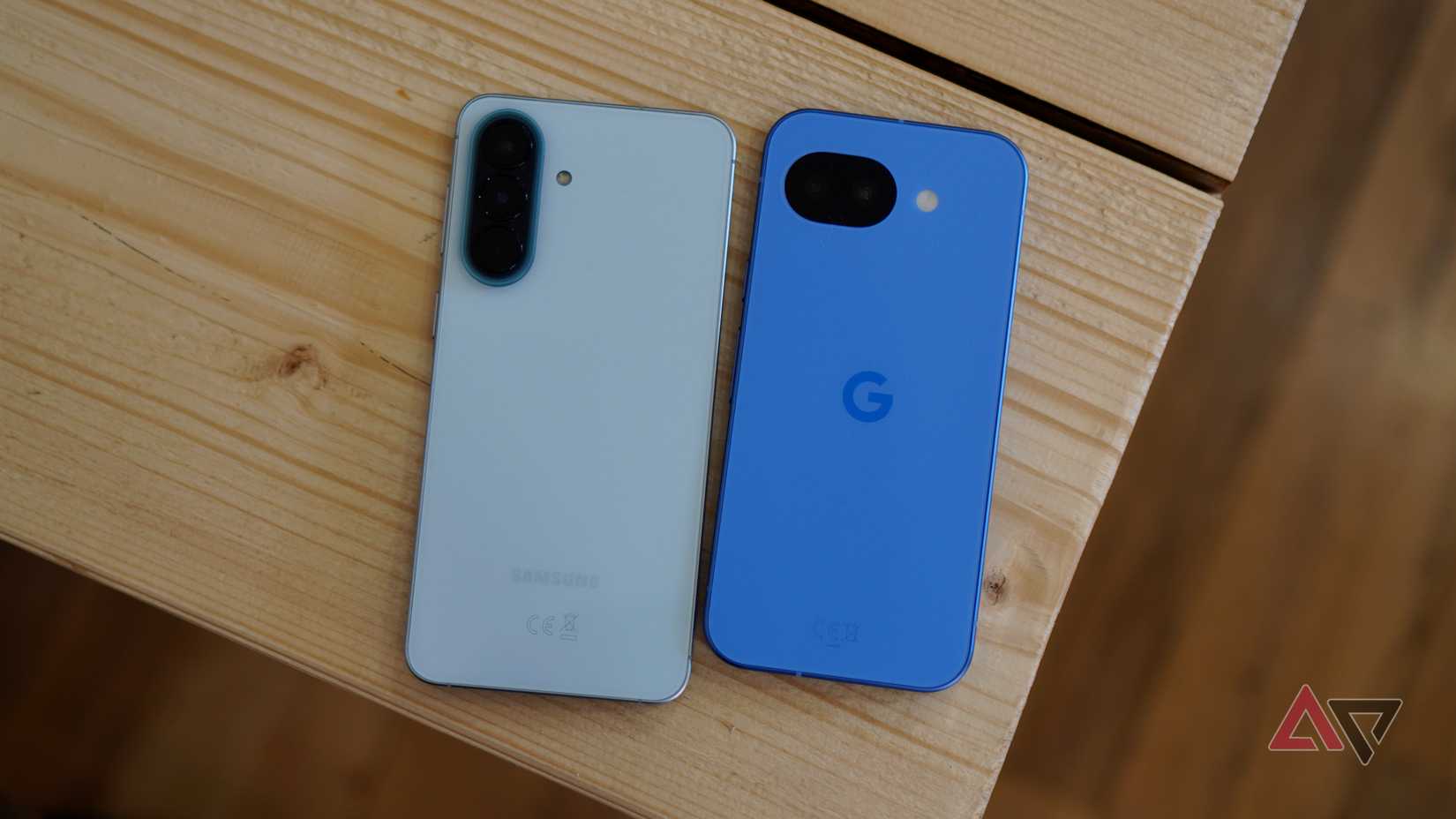 A parte traseira do Samsung Galaxy A57 e Google Pixel 10a