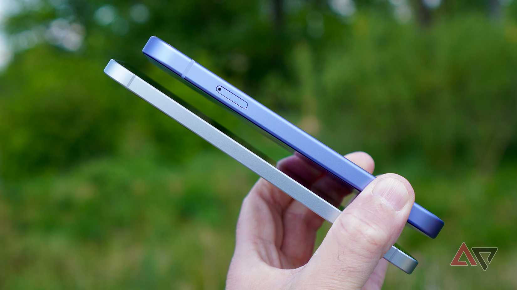 A lateral do Samsung Galaxy A57 e Google Pixel 10a