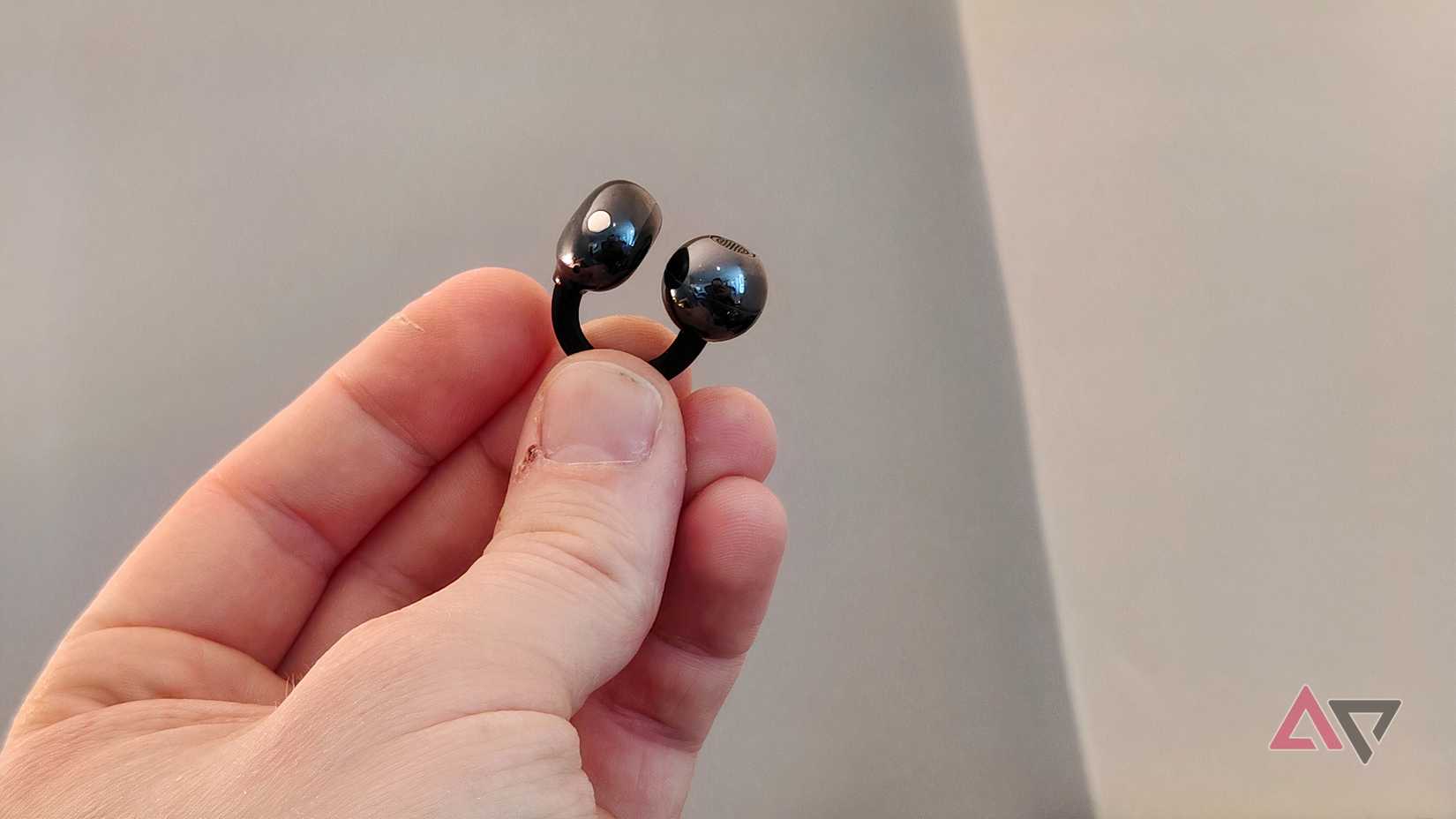 O fone de ouvido Huawei FreeClip 2 na mão de um homem.