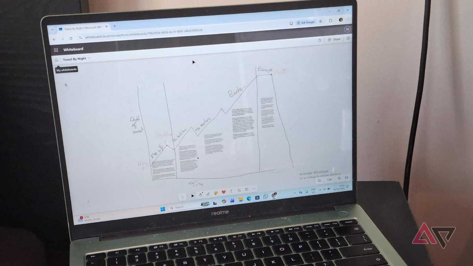 Um laptop Windows mostrando o aplicativo Microsoft Whiteboard, com um gráfico desenhado na tela.