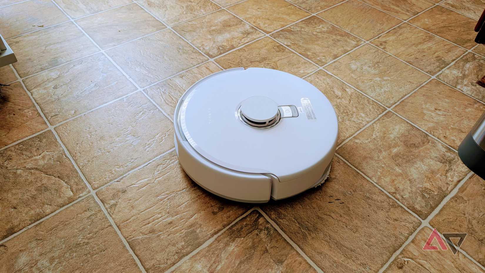 Narwal Freo Z10 Turbo limpando piso de cozinha