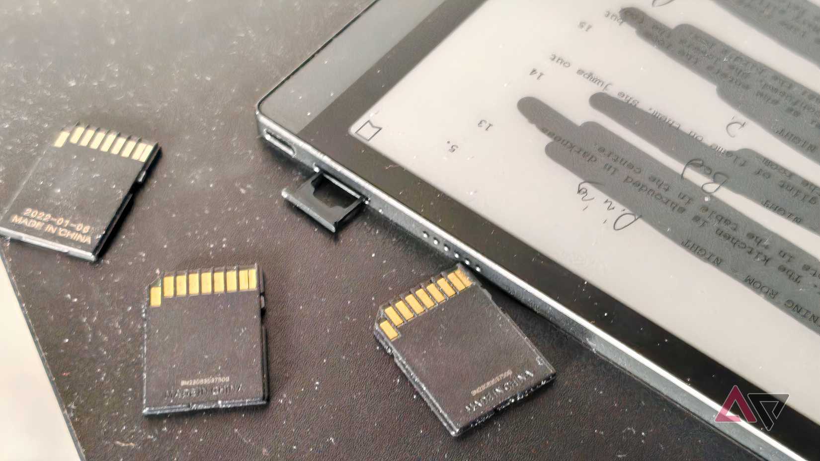 O slot para cartão microSD do Onyx Boox Tab Ultra C, com alguns cartões SD ao seu redor.