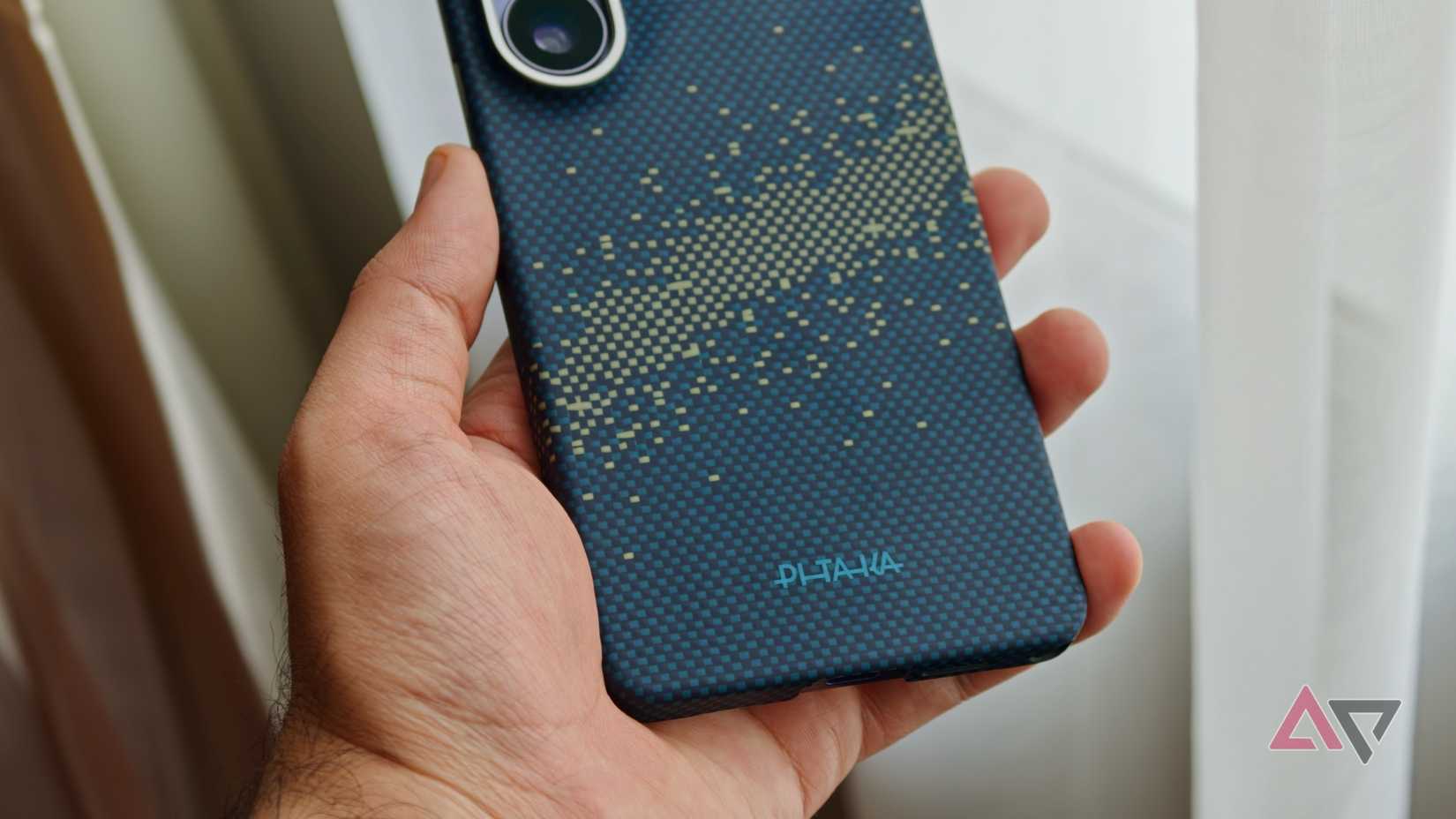 Close de uma capa Pitaka com um padrão azul estilo pixel em um Galaxy S26 Ultra