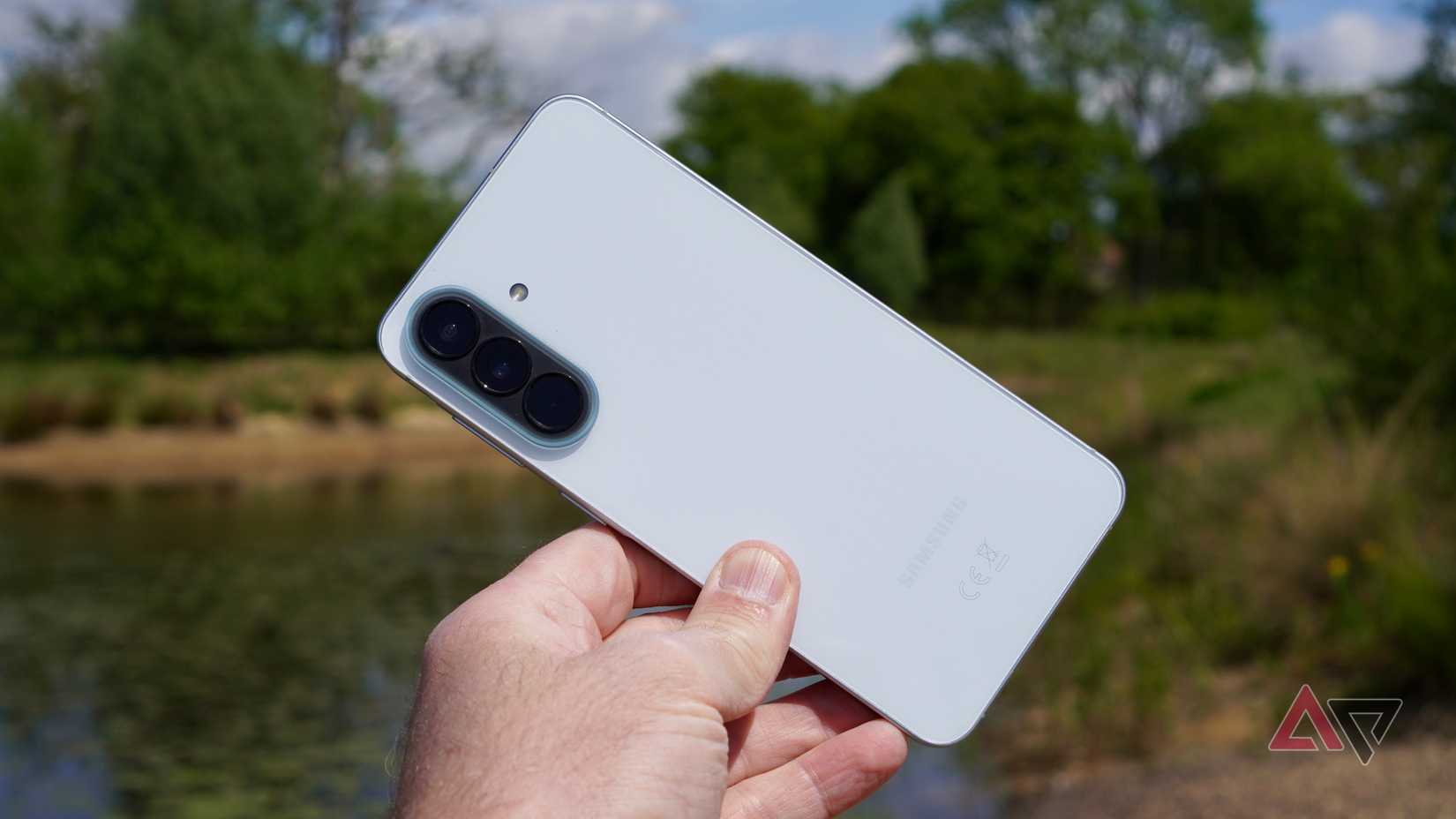 Uma pessoa segurando o Samsung Galaxy A57
