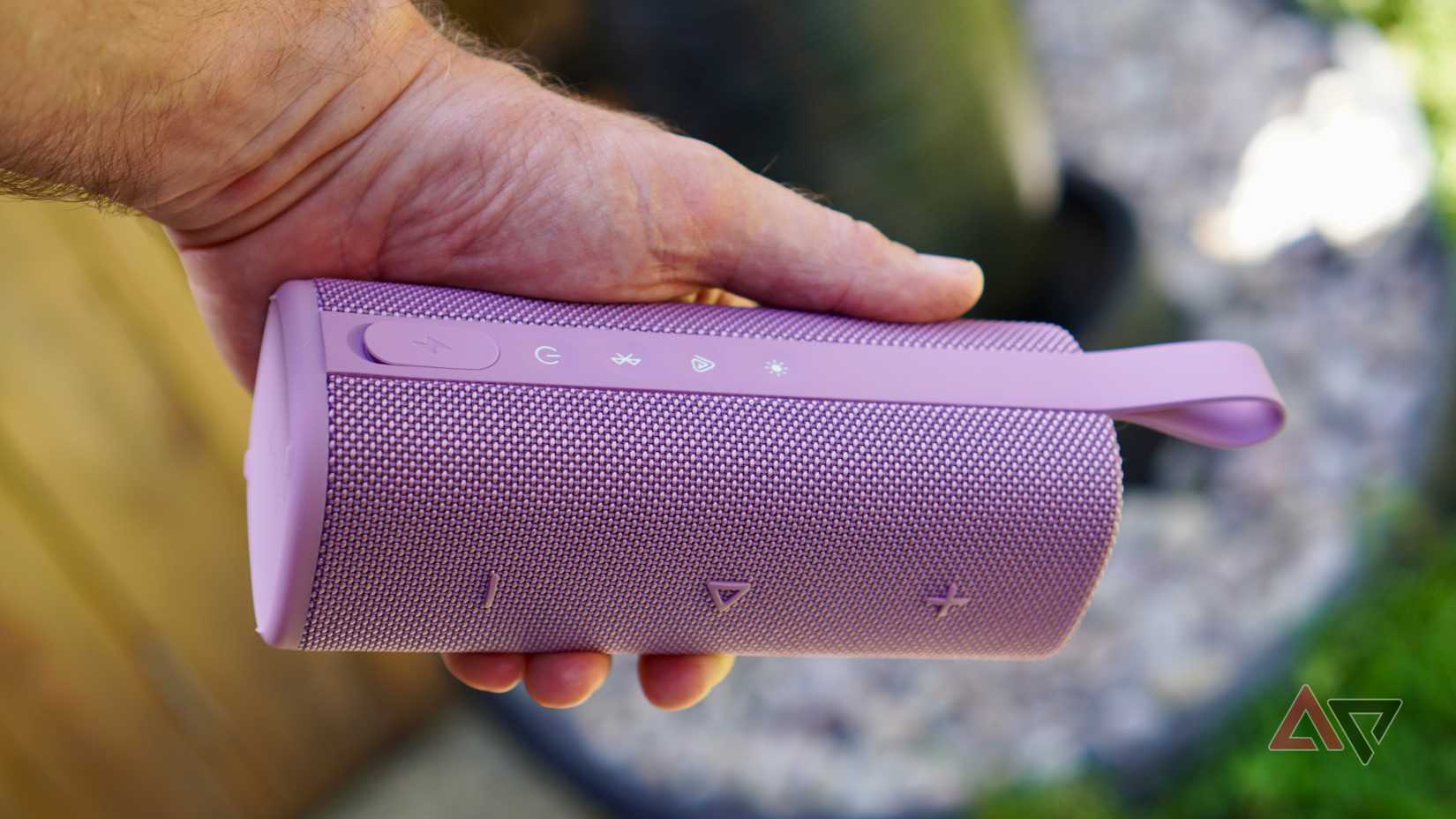Uma pessoa segurando o alto-falante Xiaomi Sound Play