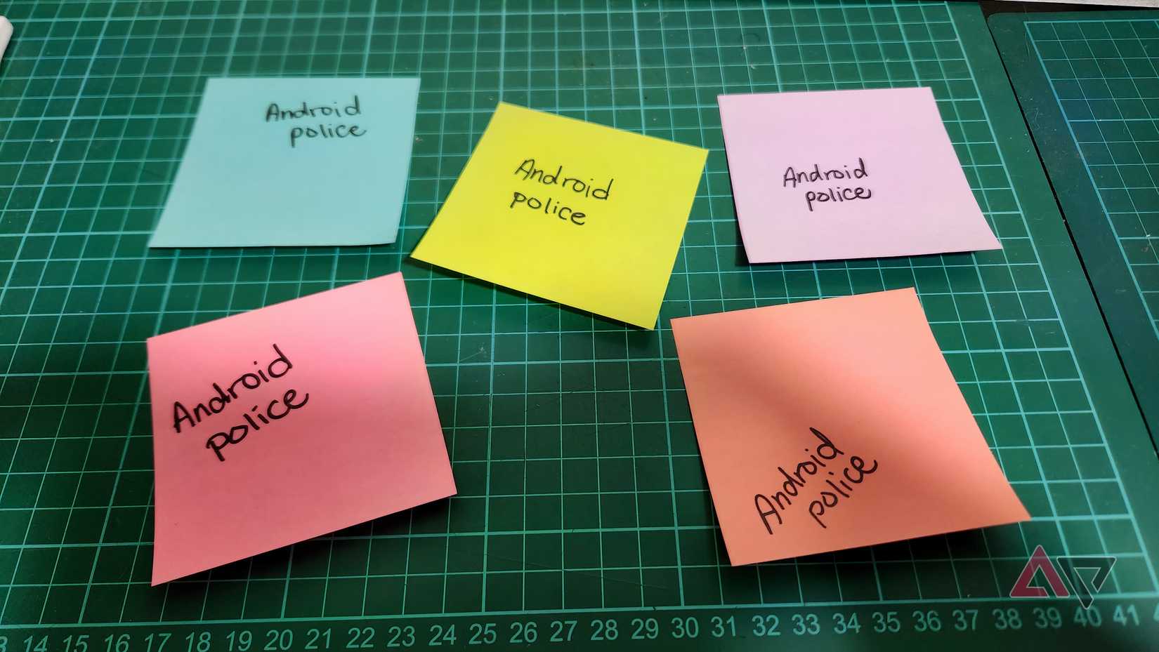 Vários post-its organizados aleatoriamente com as palavras Android Police escritas neles