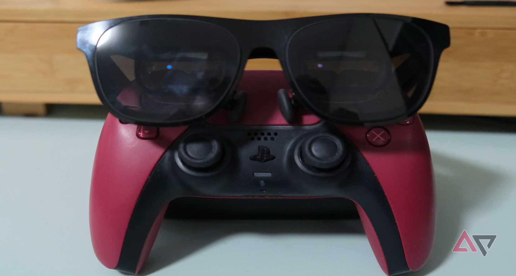 Uno scatto di XREAL One Pro su un controller PS5