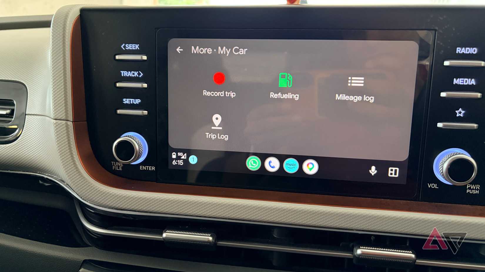Uma captura de tela mostrando Fuelio no Android Auto