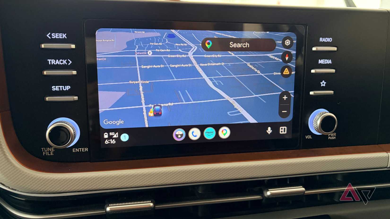 Uma captura de tela mostrando o Google Maps na navegação no Android Auto