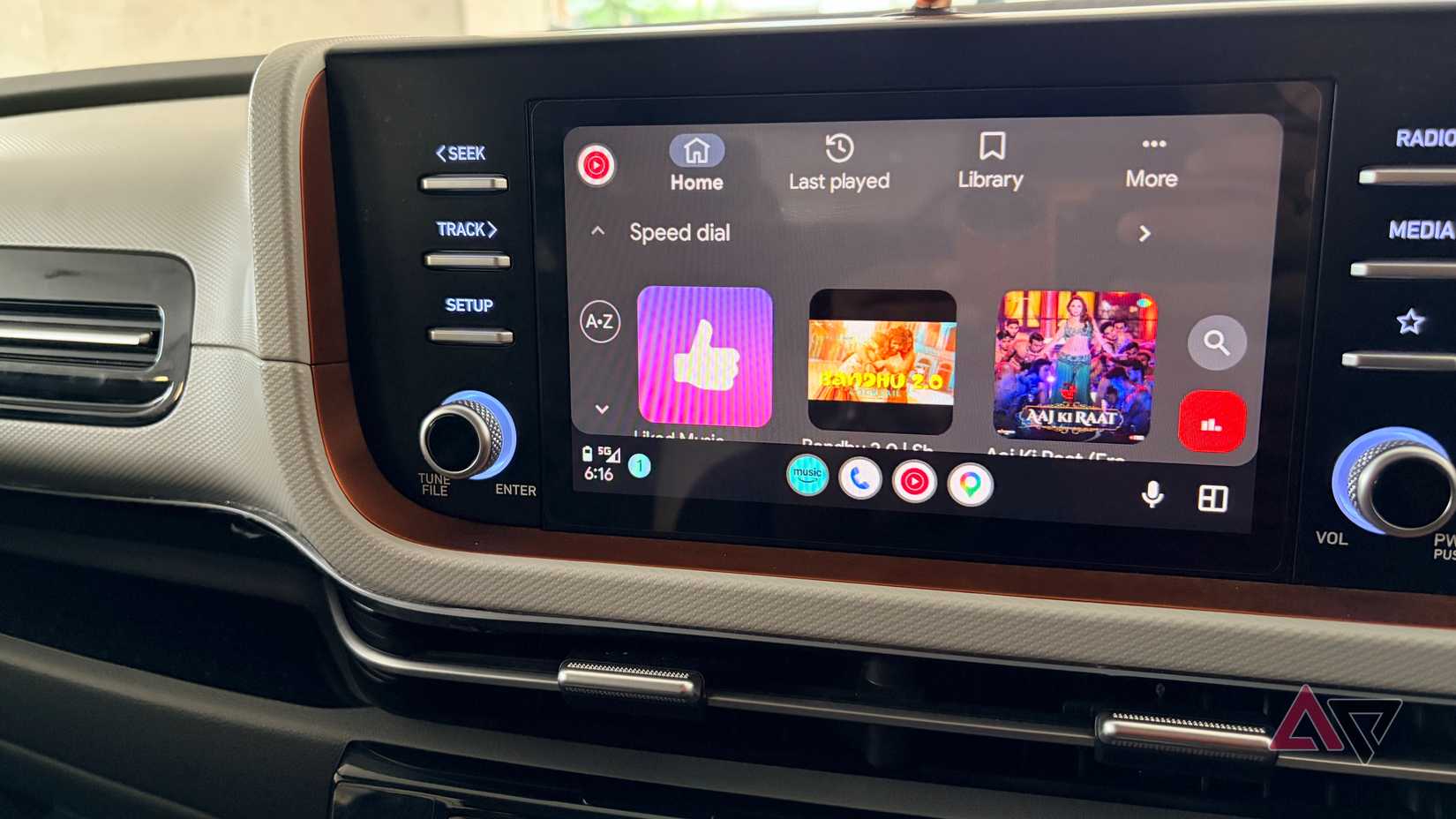 Uma captura de tela mostrando o painel do YouTube Music no Android Auto