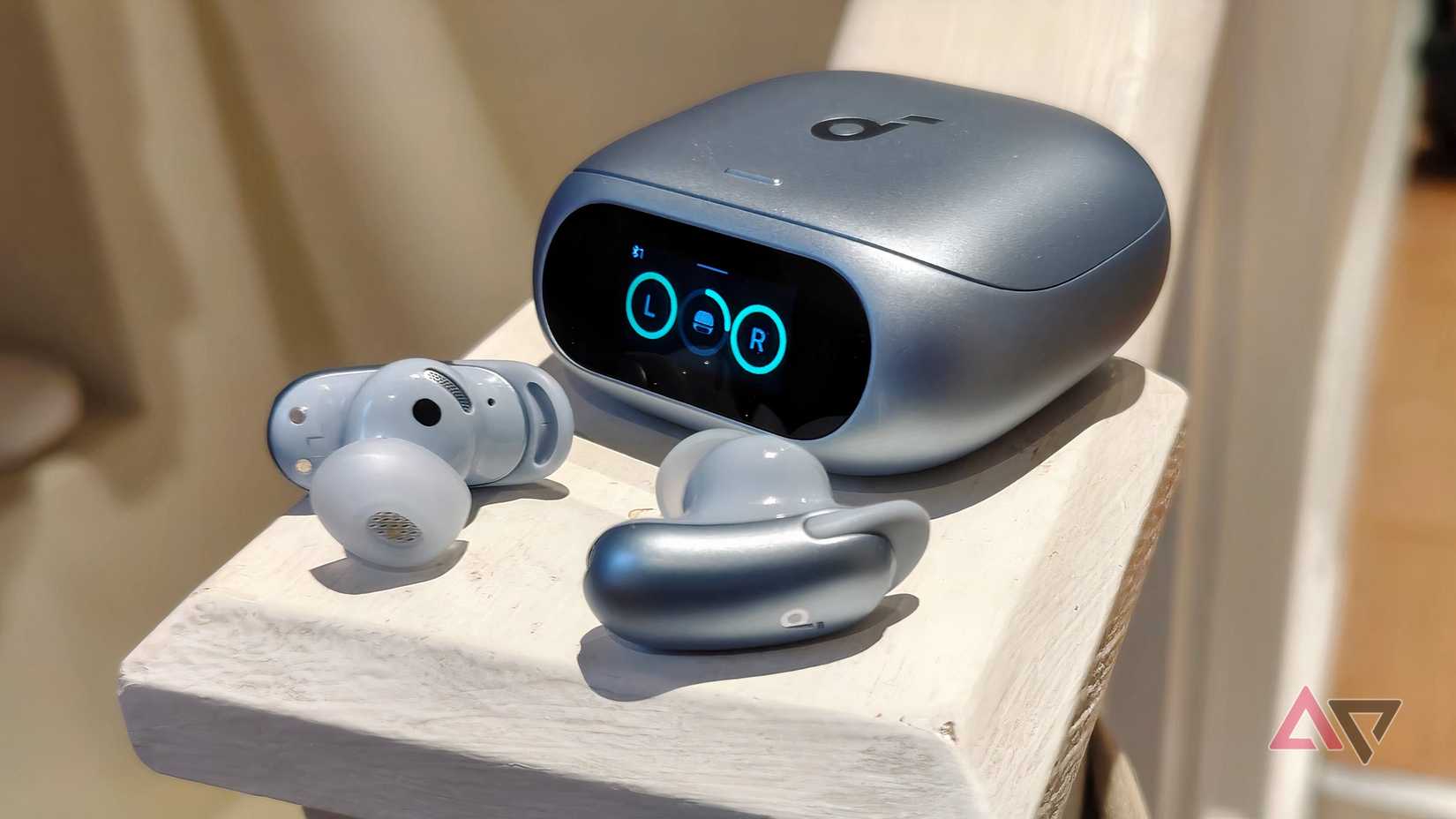 L'Anker Soundcore Liberty 5 Pro su una sporgenza.