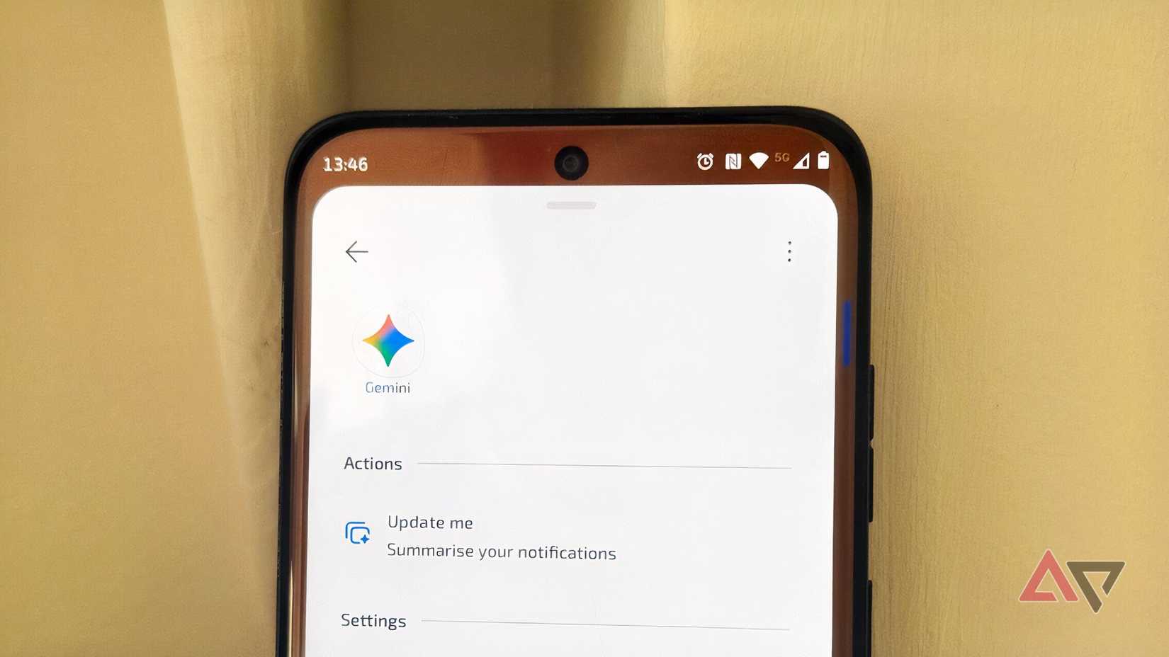 Um telefone Motorola mostrando Gêmeos nos resultados da pesquisa