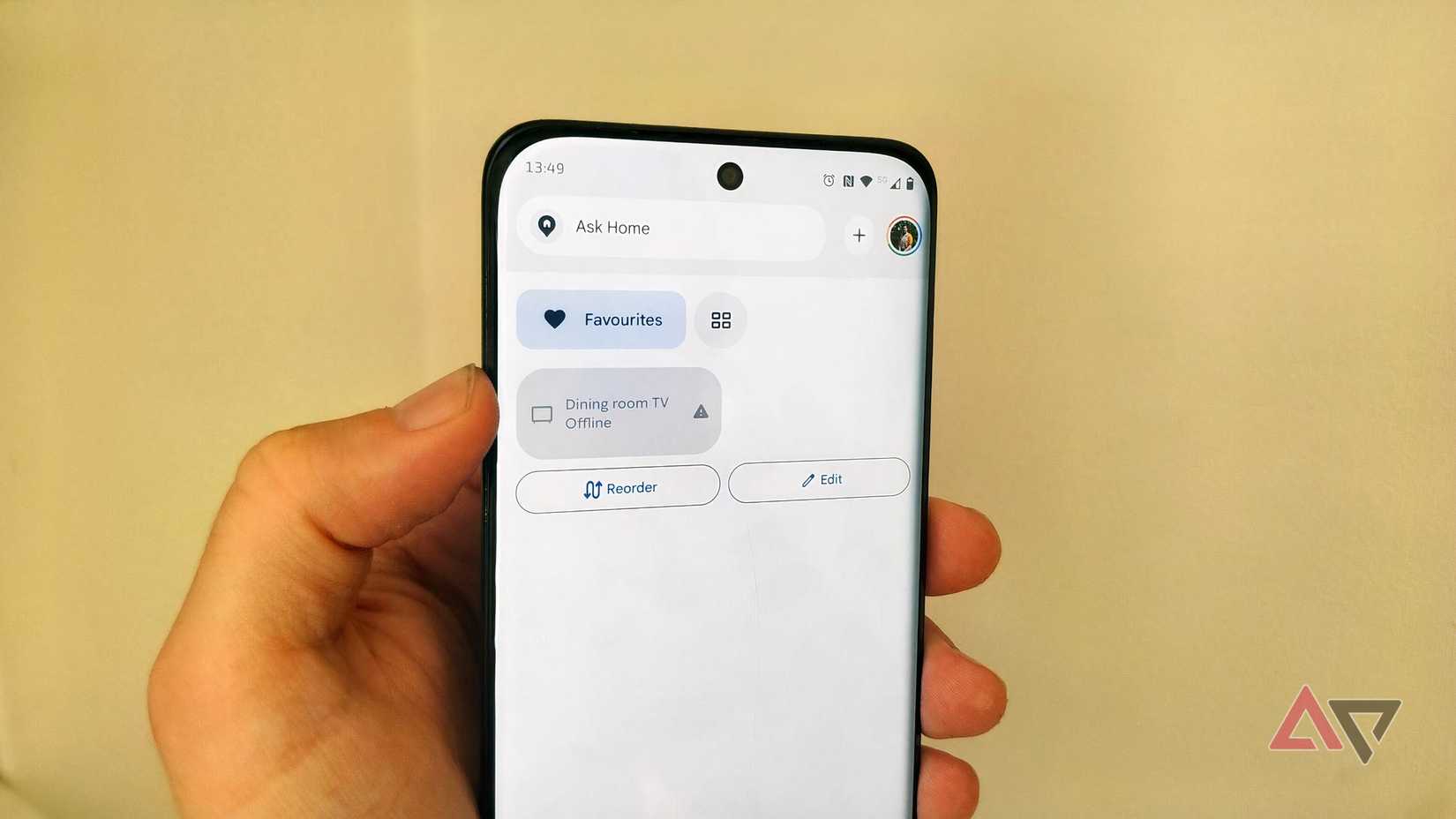 Um telefone Motorola mostrando uma TV da sala de jantar desconectada no Google Home.