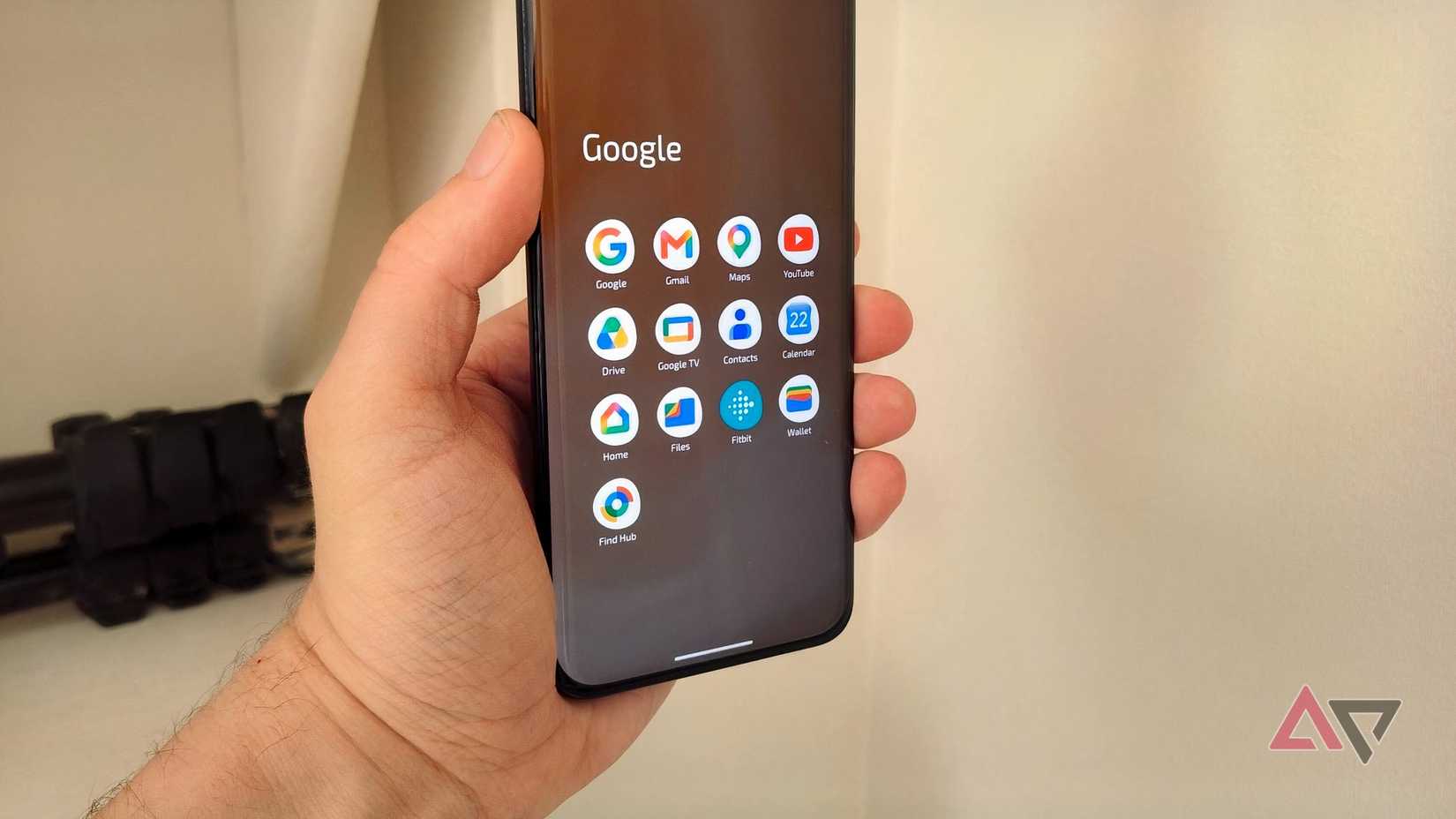 Um telefone Motorola mostrando uma pasta de aplicativos do Google