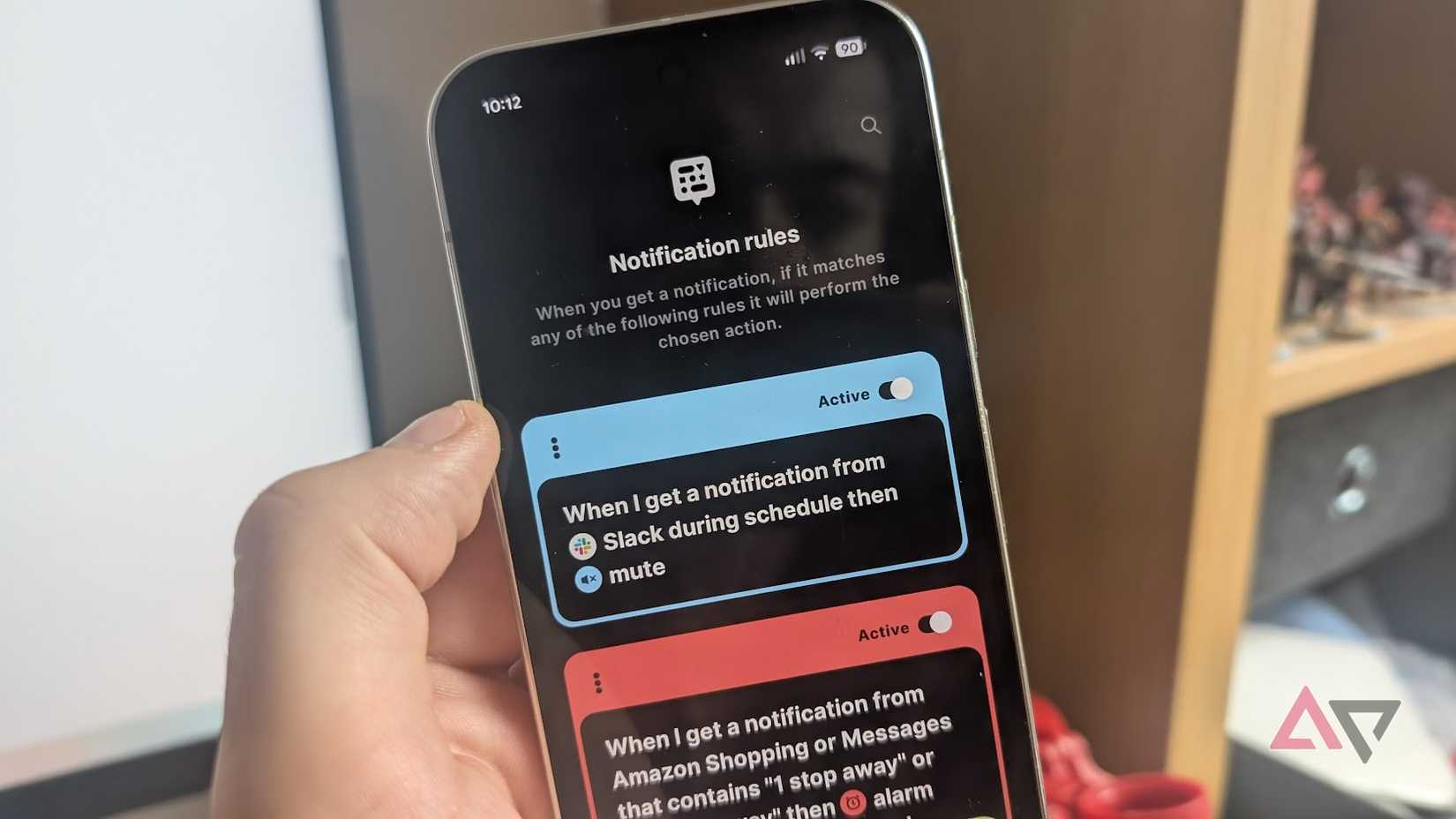 mão segurando o telefone mostrando regras de notificação no aplicativo buzzkill
