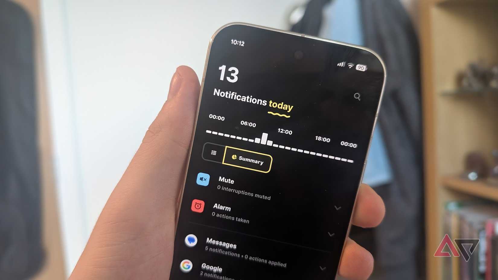 mão segurando o telefone mostrando notificações recebidas