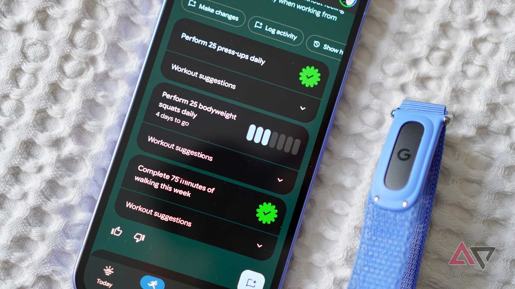 O Fitbit Air com o aplicativo Google Health em um Pixel 10a