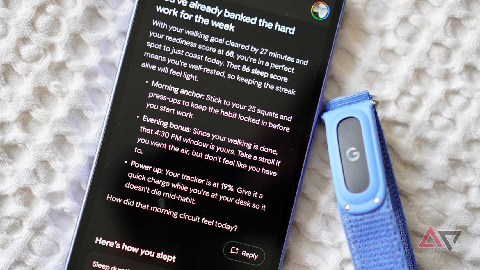 O Fitbit Air com o aplicativo Google Health em um Pixel 10a
