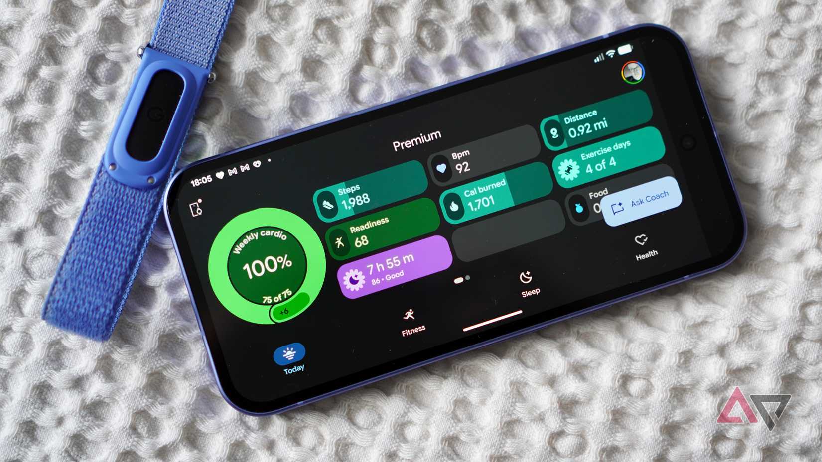 O Fitbit Air com o aplicativo Google Health em um Pixel 10a