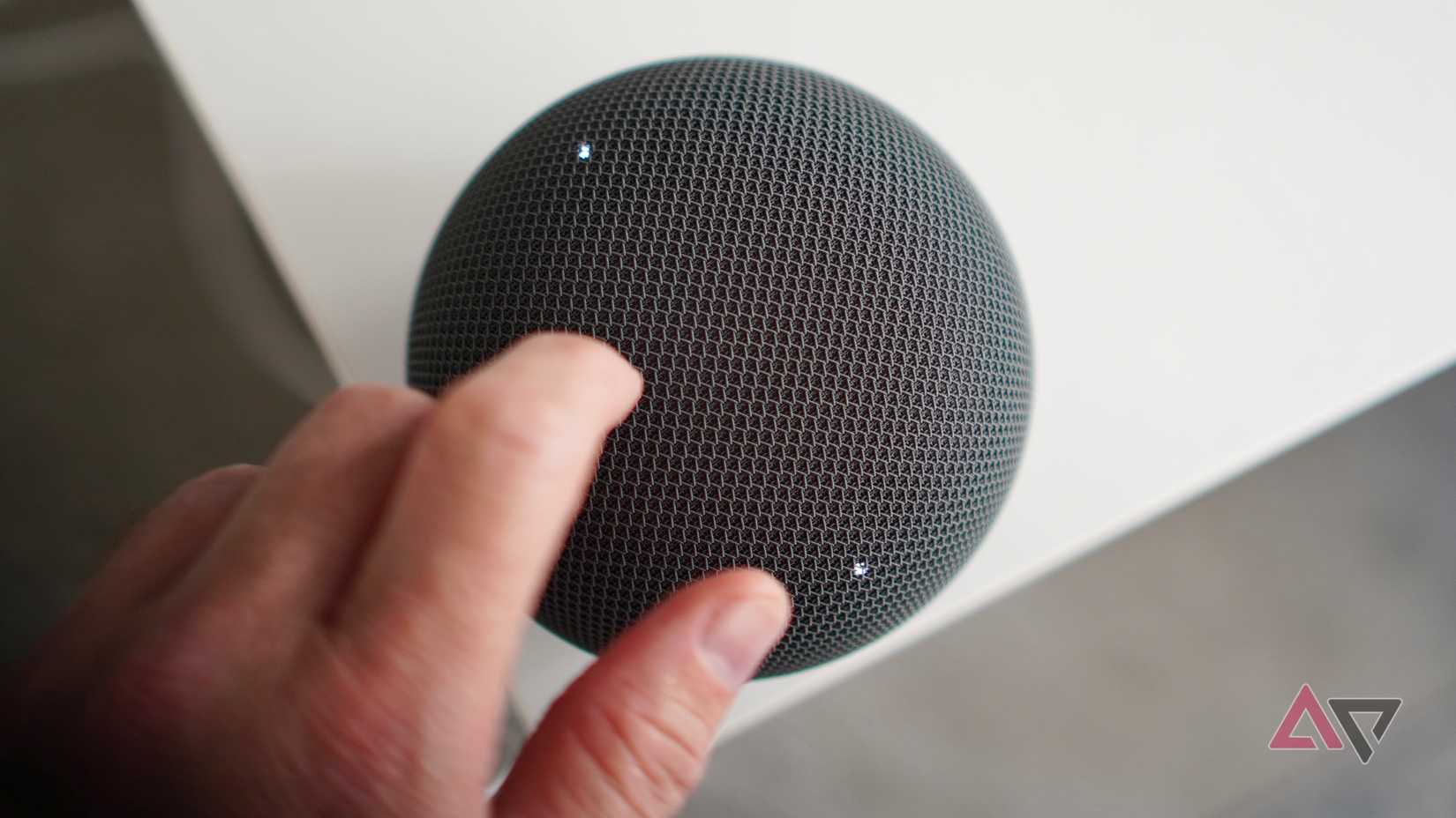 Uma pessoa usando o Google Home Speaker