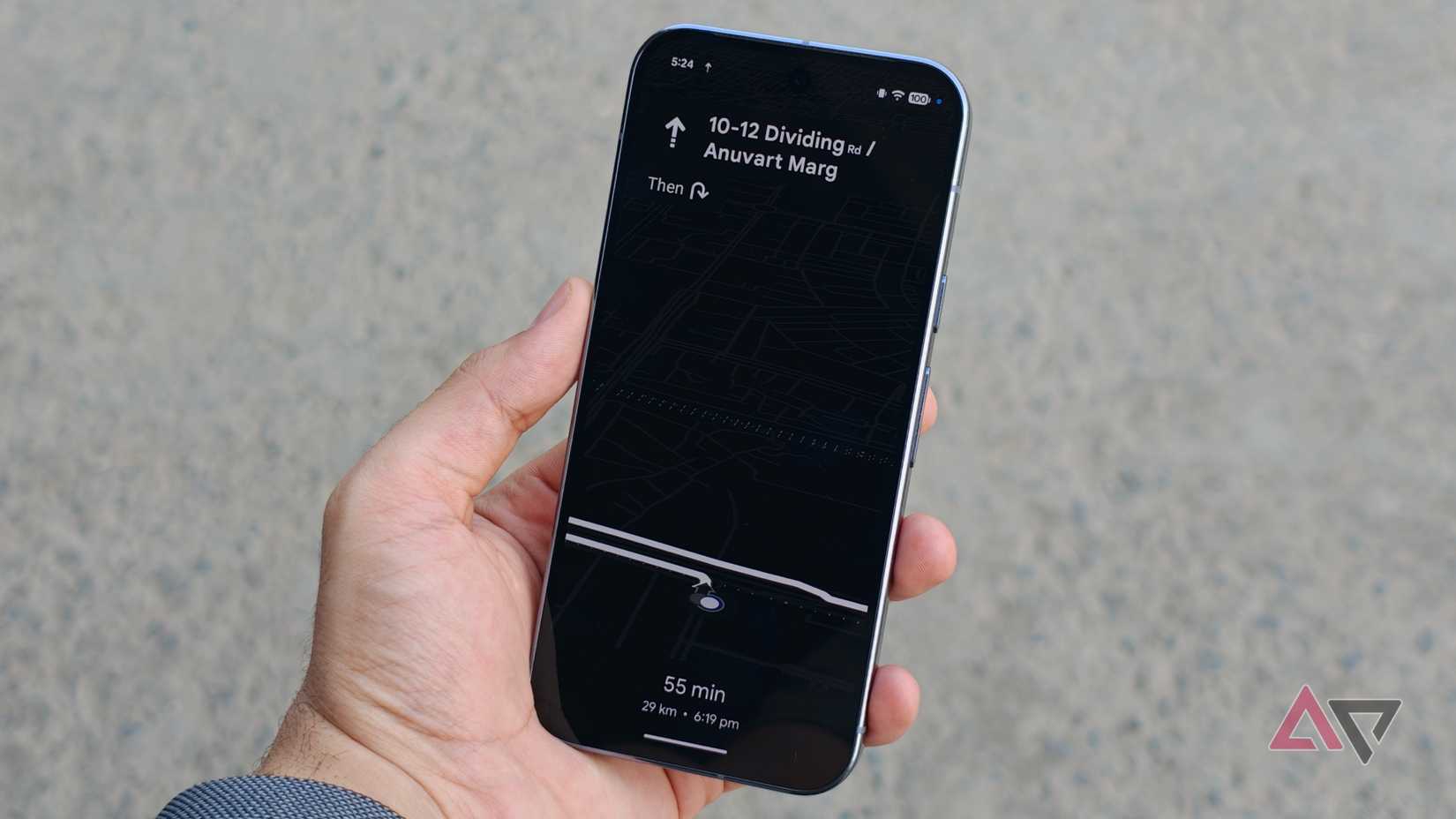 Google Maps navegando em um Google Pixel 10 Pro com modo de economia de energia ativado
