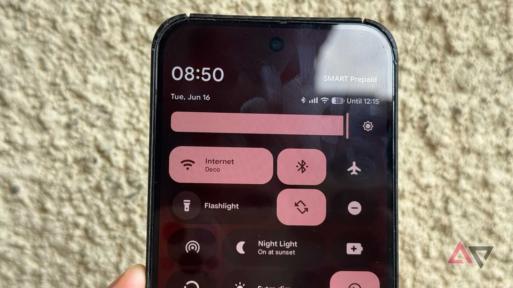 Configurações rápidas no Google Pixel 9 Pro XL mostrando o ajustador de brilho fora do outono, mesmo sob luz solar direta