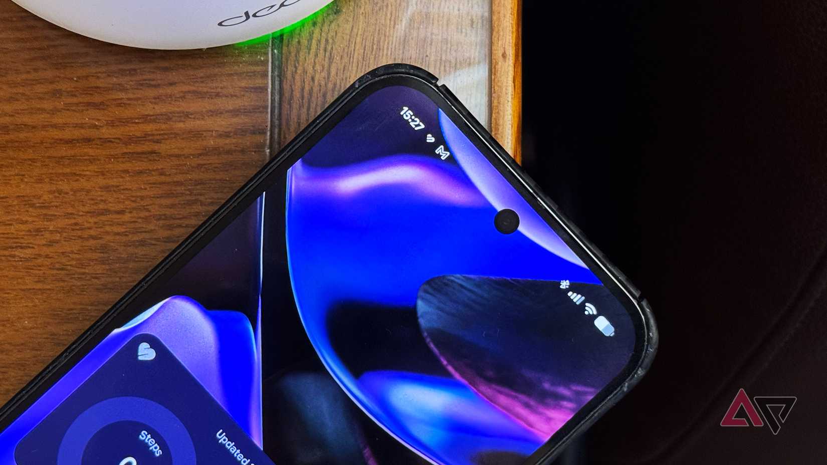 Smartphone Google Pixel 9 Pro XL em uma mesa com barra de status mostrando notificações de apps, Wi-Fi, Bluetooth, bateria e ícones de celular