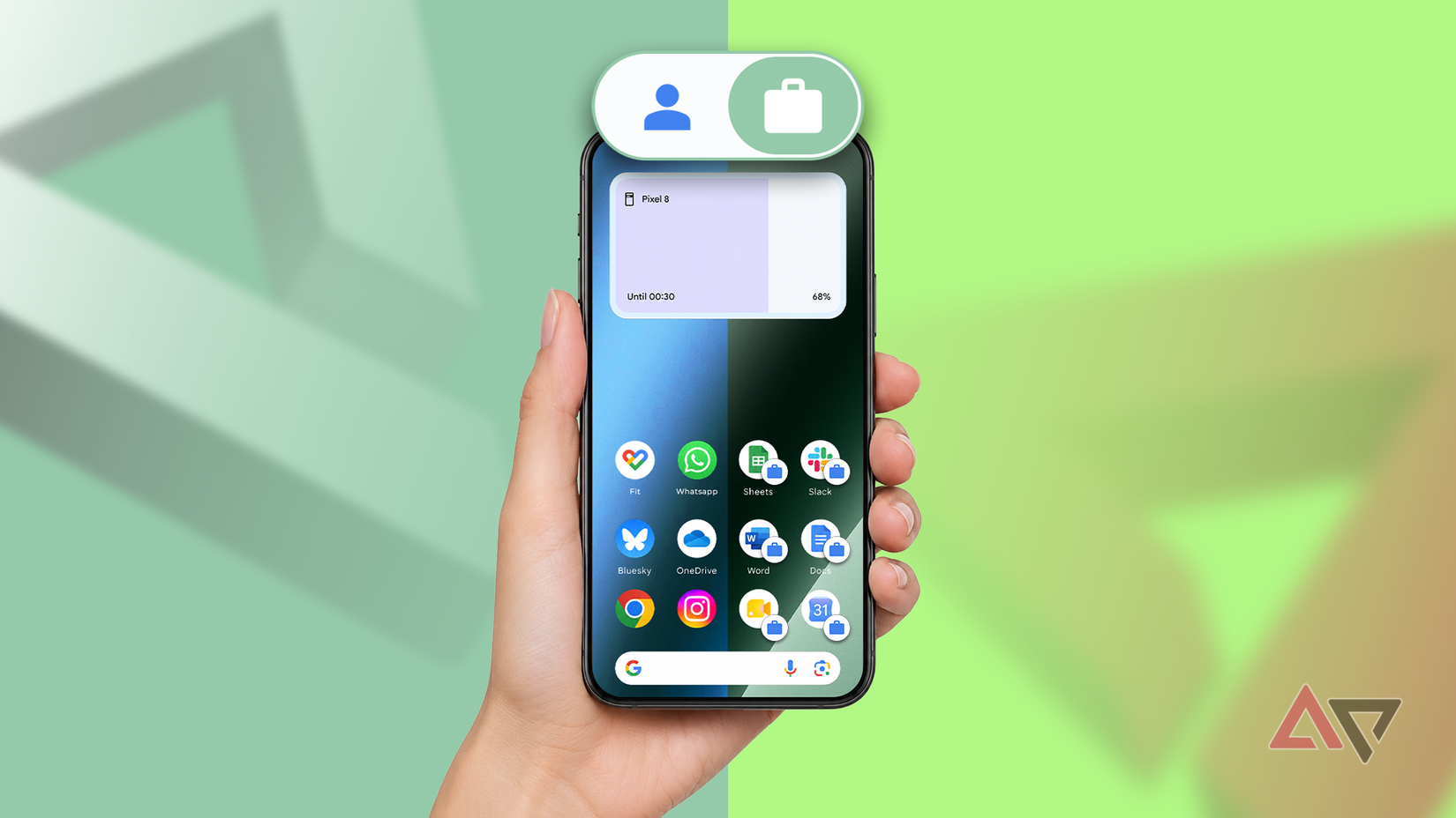 Mano che tiene un telefono Android con le app del profilo personale e di lavoro separate da un interruttore visibile.