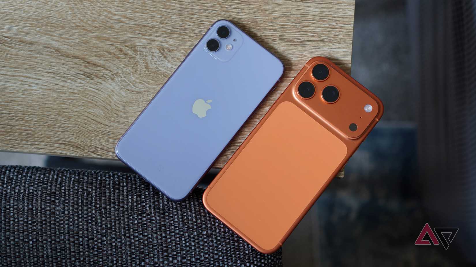 A parte traseira do Apple iPhone 11 e Apple iPhone 17 Pro Max