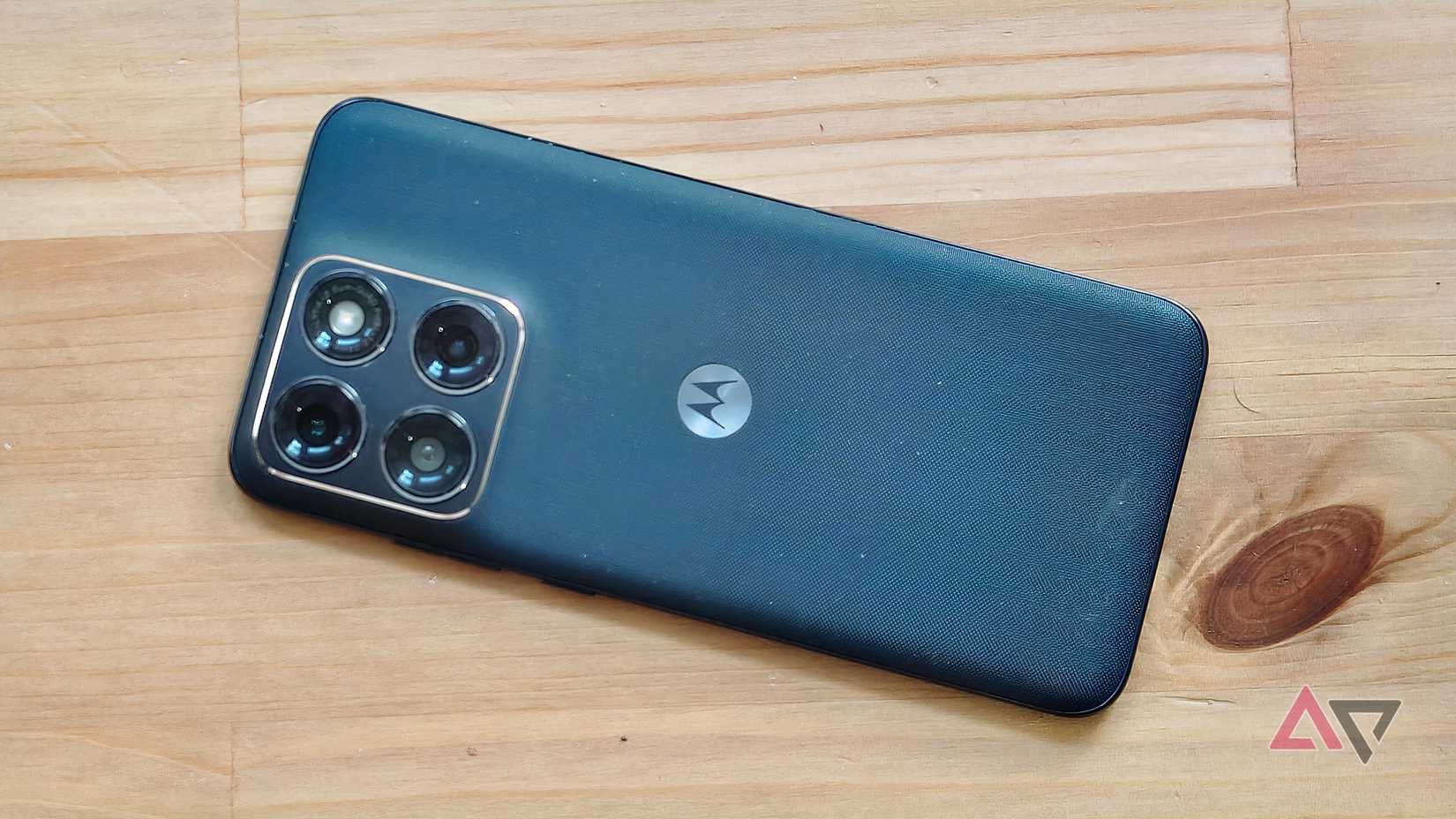 O Motorola Edge 70 Fusion mostrando um gesto de Moto, virado na tela para ativar o modo Não perturbe.