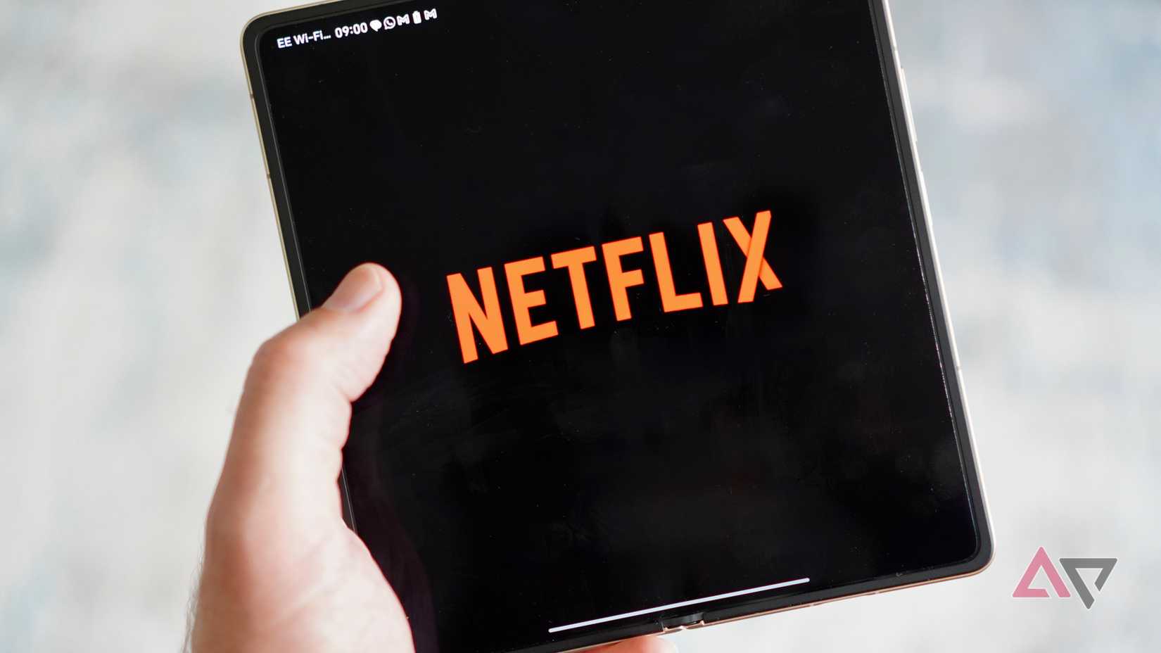 Il logo Netflix su un Honor Magic V6