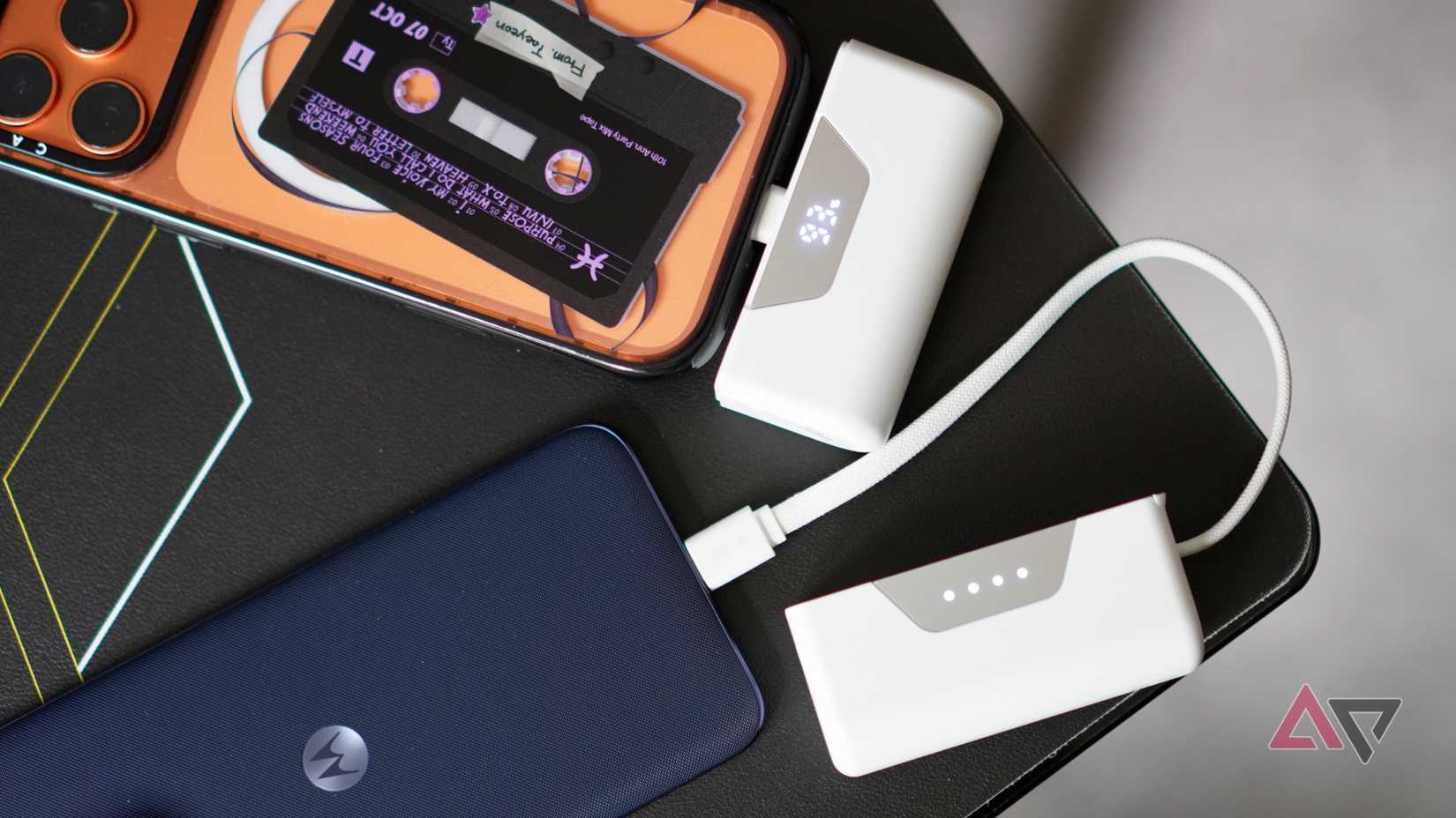 O Nimble Sharepower carregando dois telefones