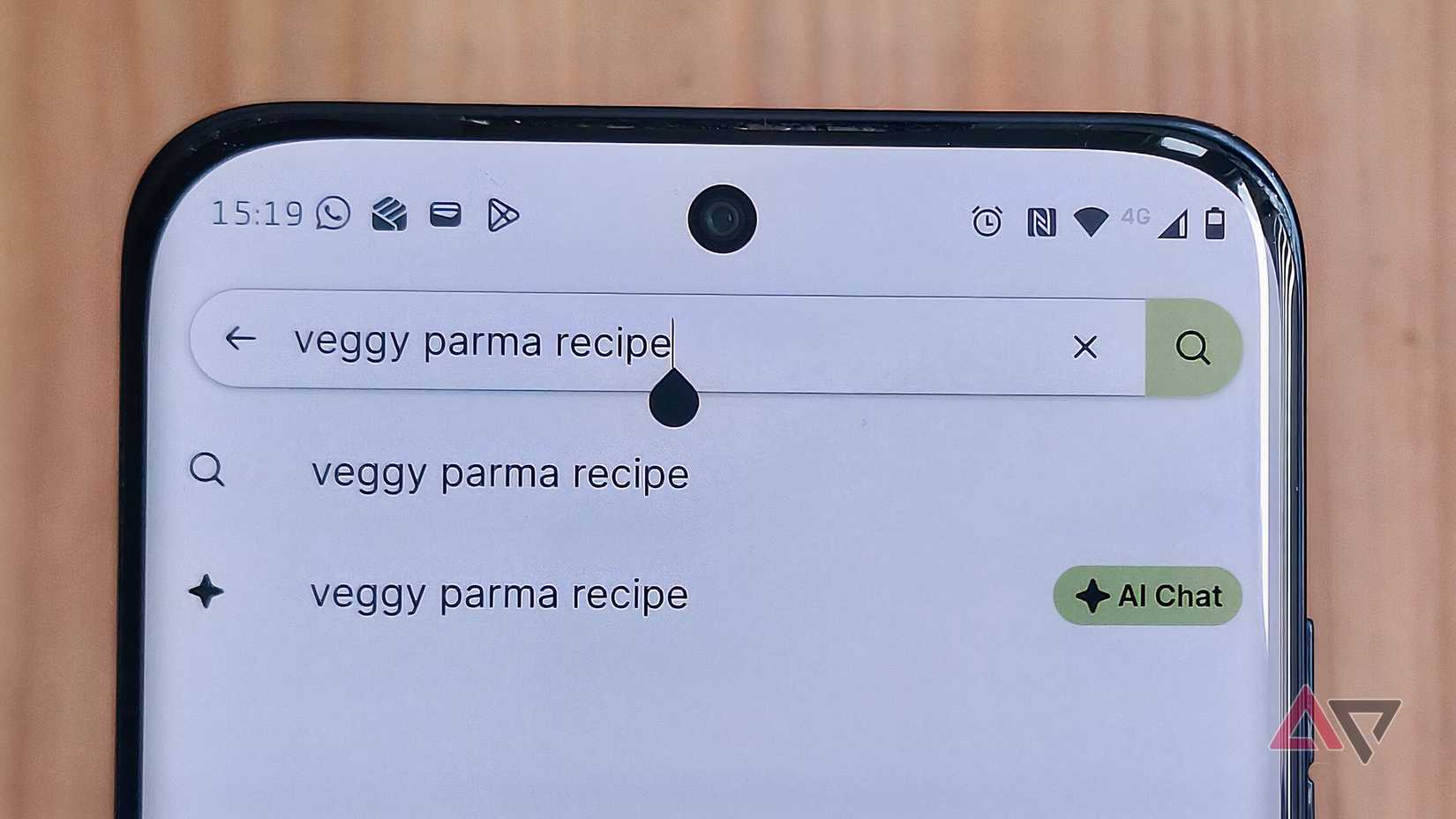 Um telefone Android no aplicativo Ecosia, mostrando uma pesquisa por “receita de parma vegetariana” com uma opção de IA.