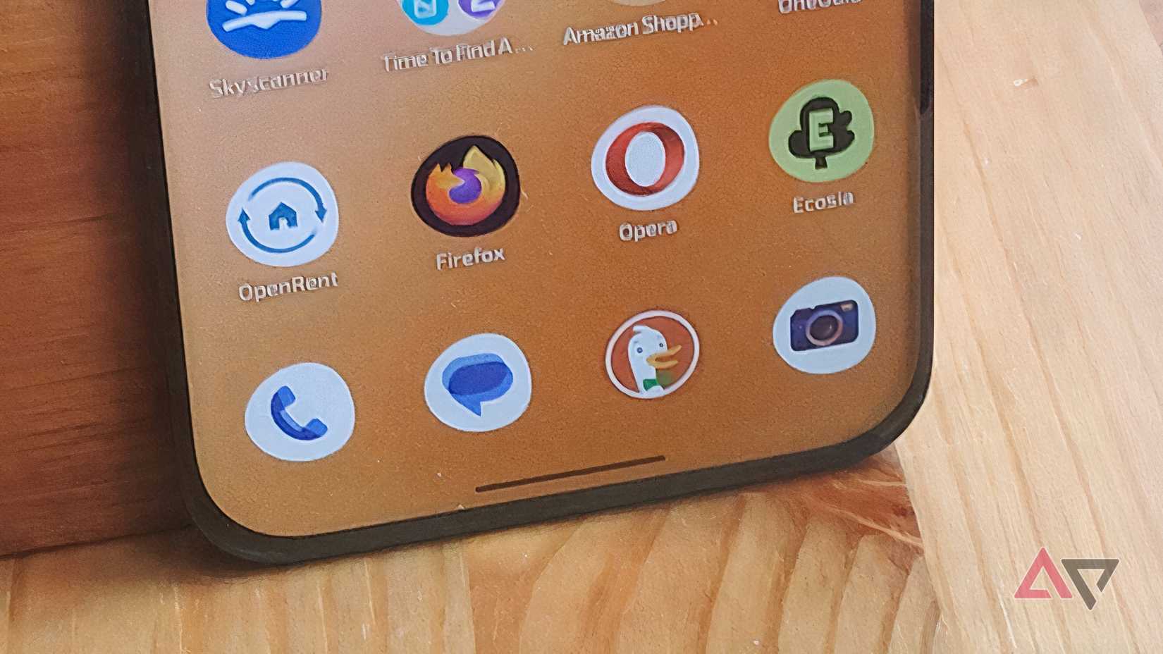 Um telefone Android no menu principal, mostrando vários aplicativos de navegador