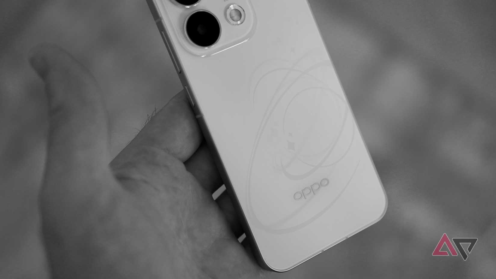 Il retro dell'Oppo Reno16 Pro