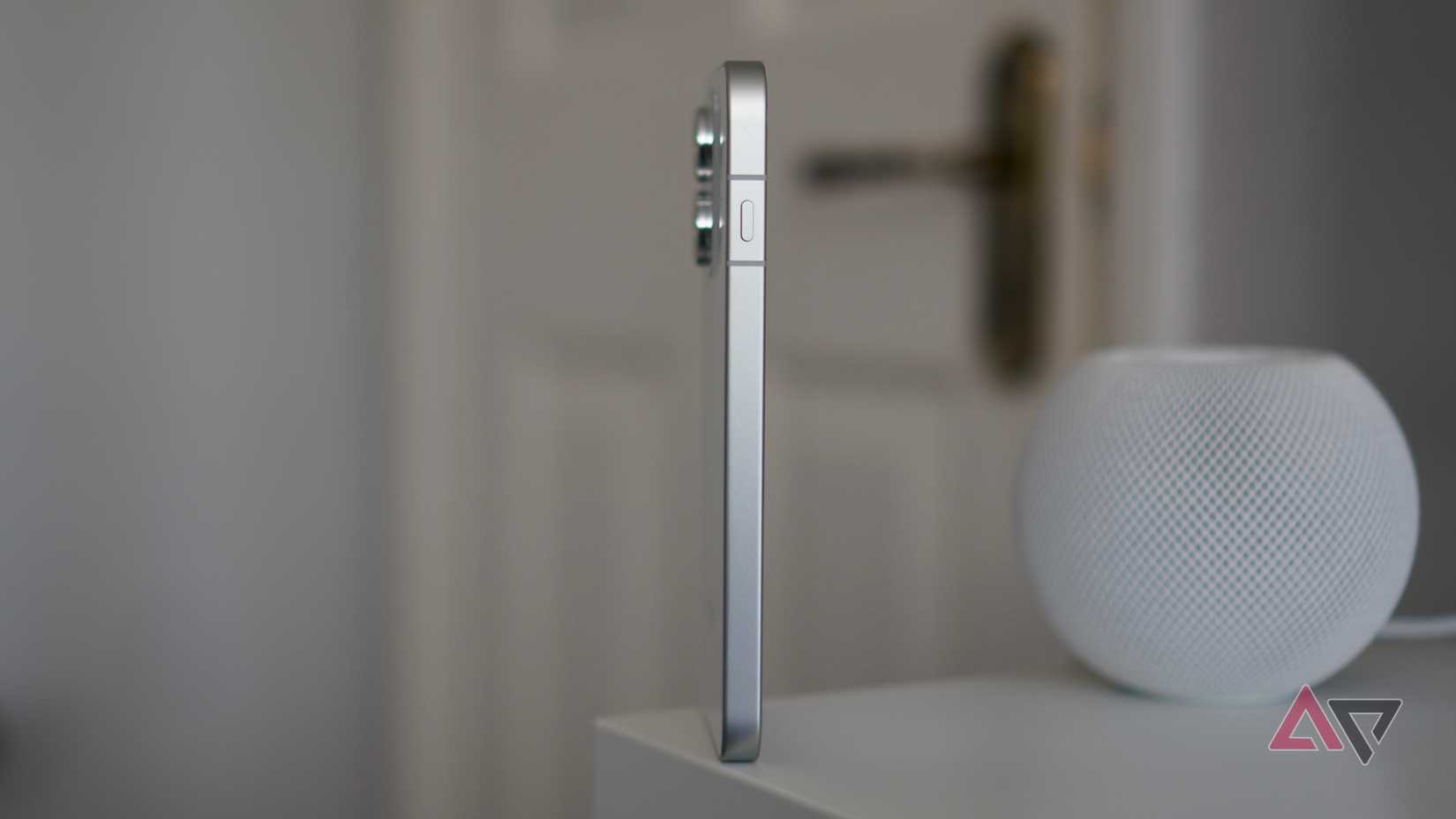 Il lato dell'Oppo Reno16 Pro