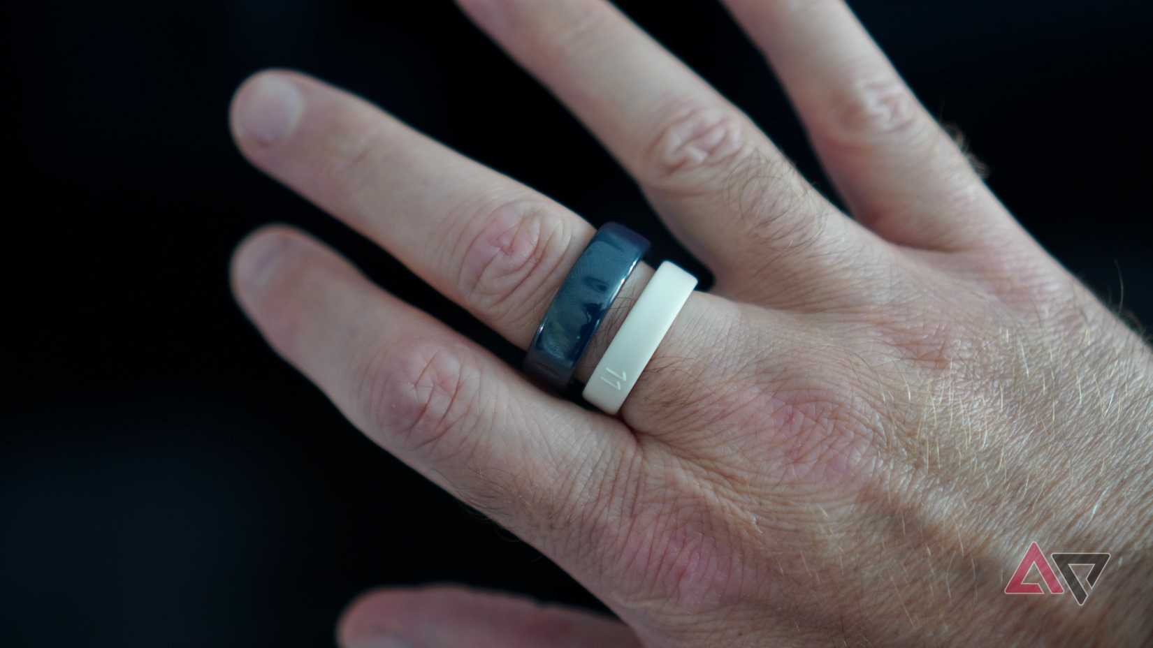 Uma pessoa usando o Oura Ring 4 e um anel do kit de dimensionamento Oura Ring 5