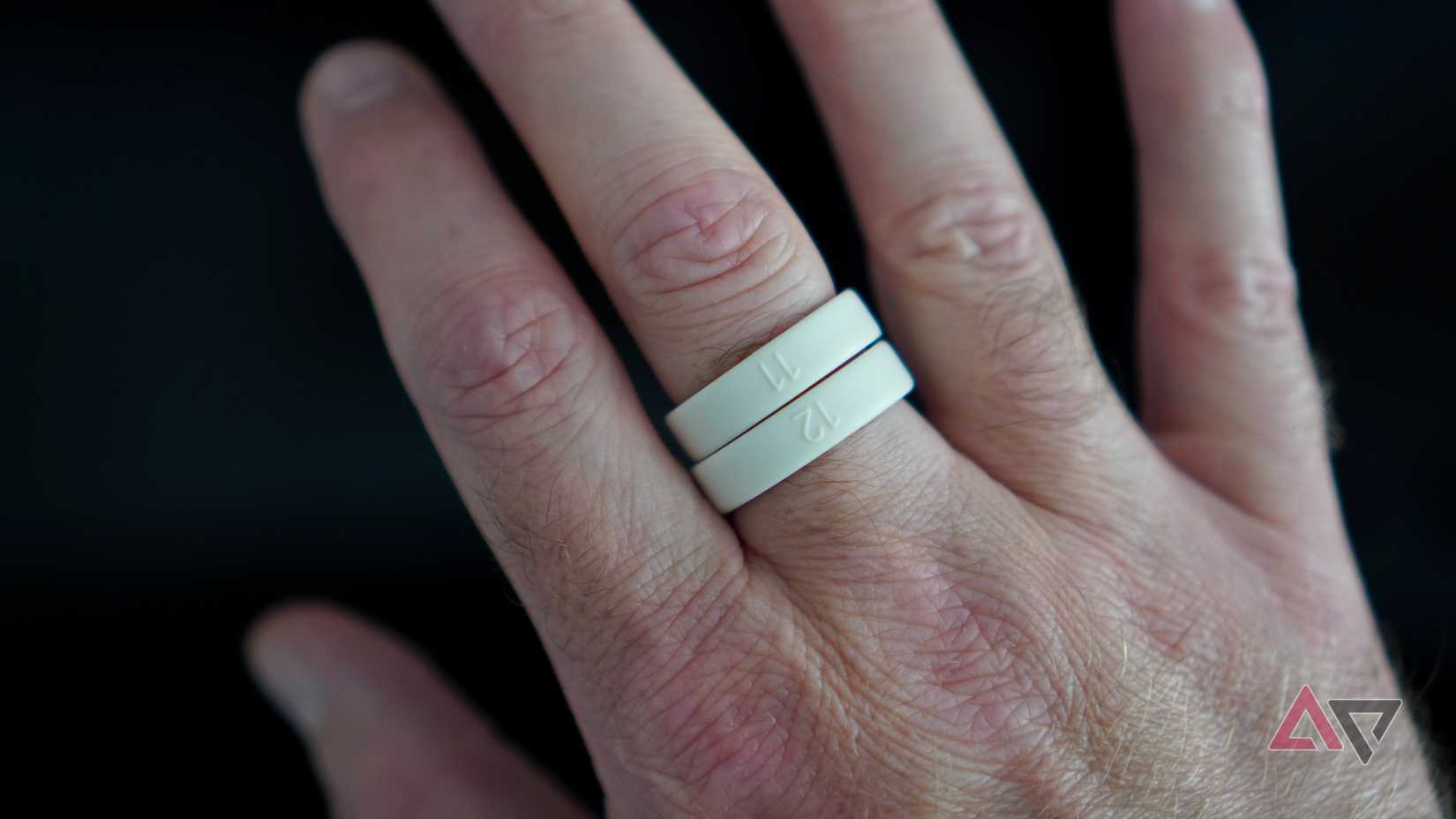 Uma pessoa usando anéis do kit de dimensionamento Oura Ring 5