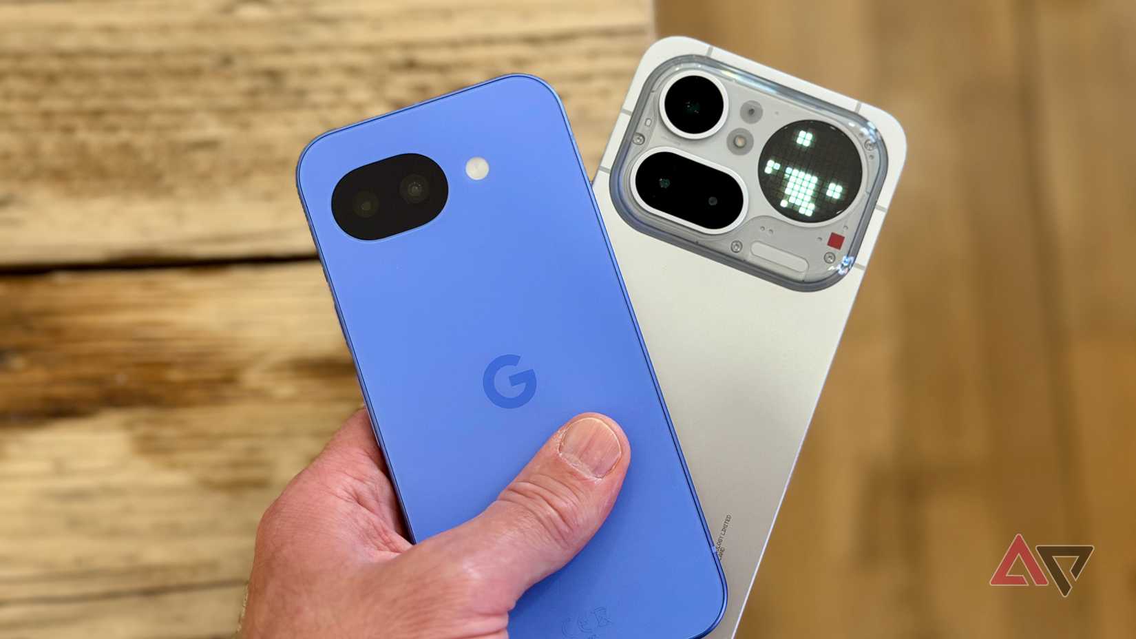 Uma pessoa segurando o Google Pixel 10a (esquerda) e o Nothing Phone 4a Pro